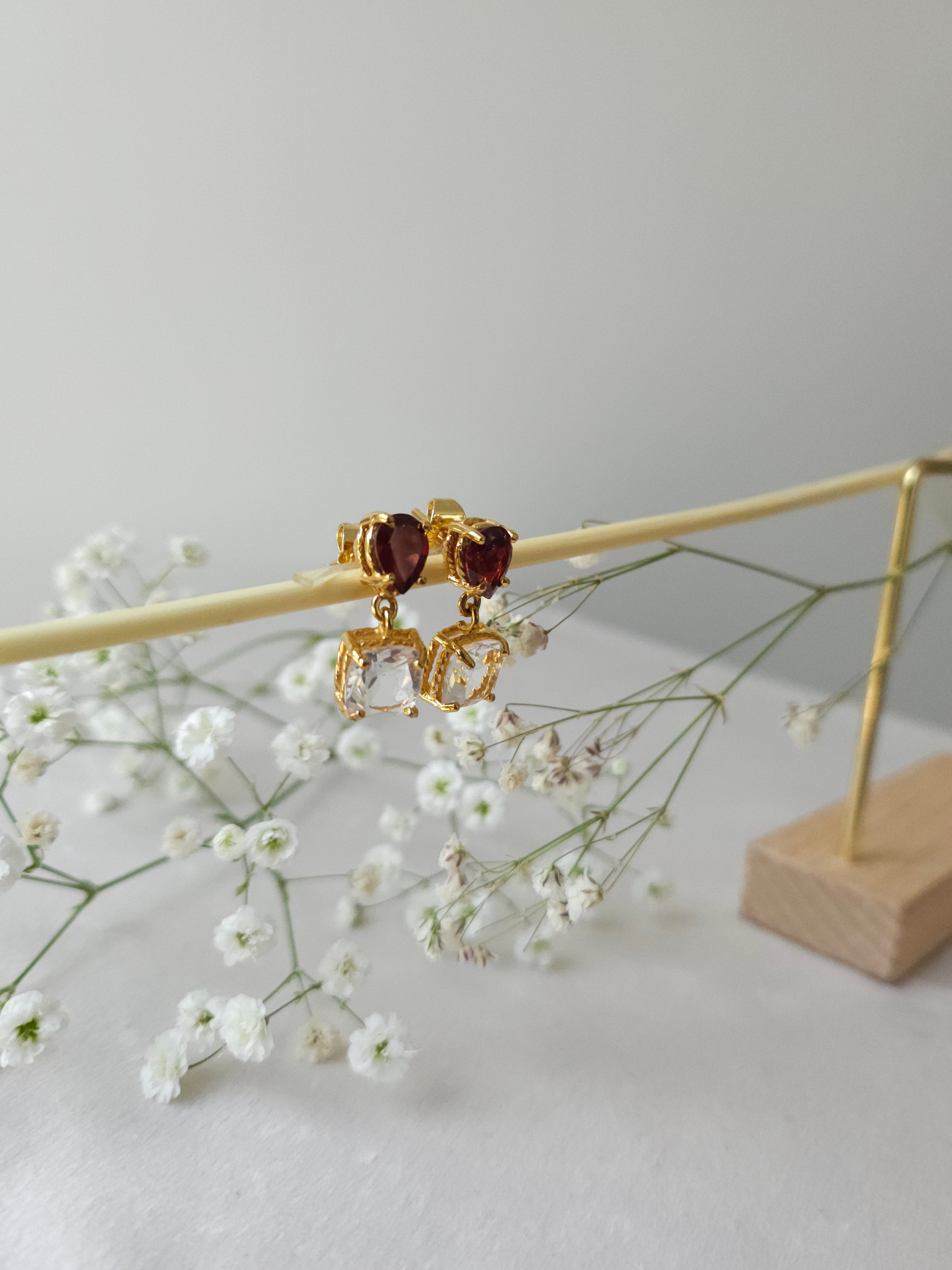 Aretes Afasia con Granate y Cuarzo blanco y cubierta en Oro