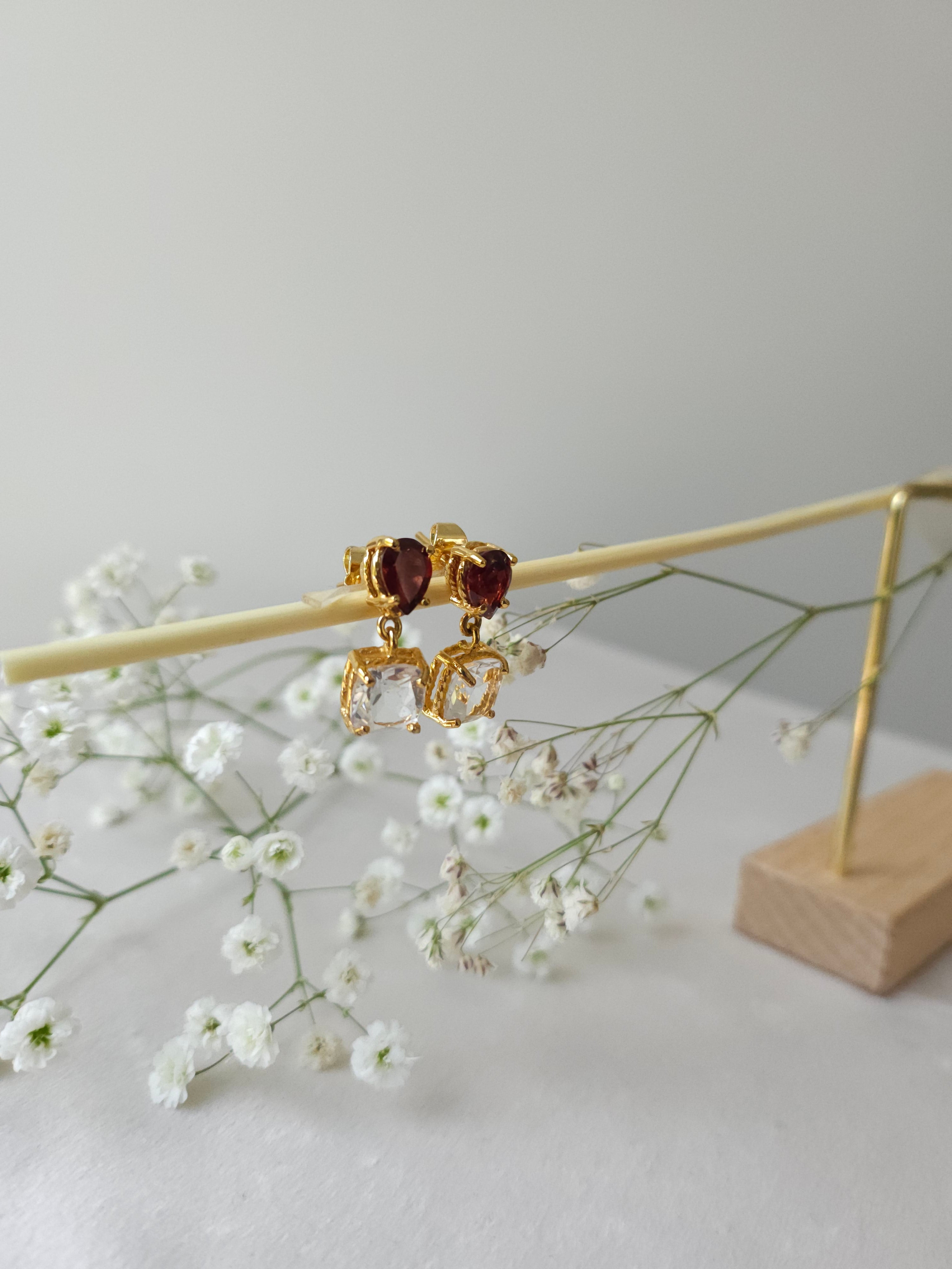 Aretes Afasia con Granate y Cuarzo blanco y cubierta en Oro