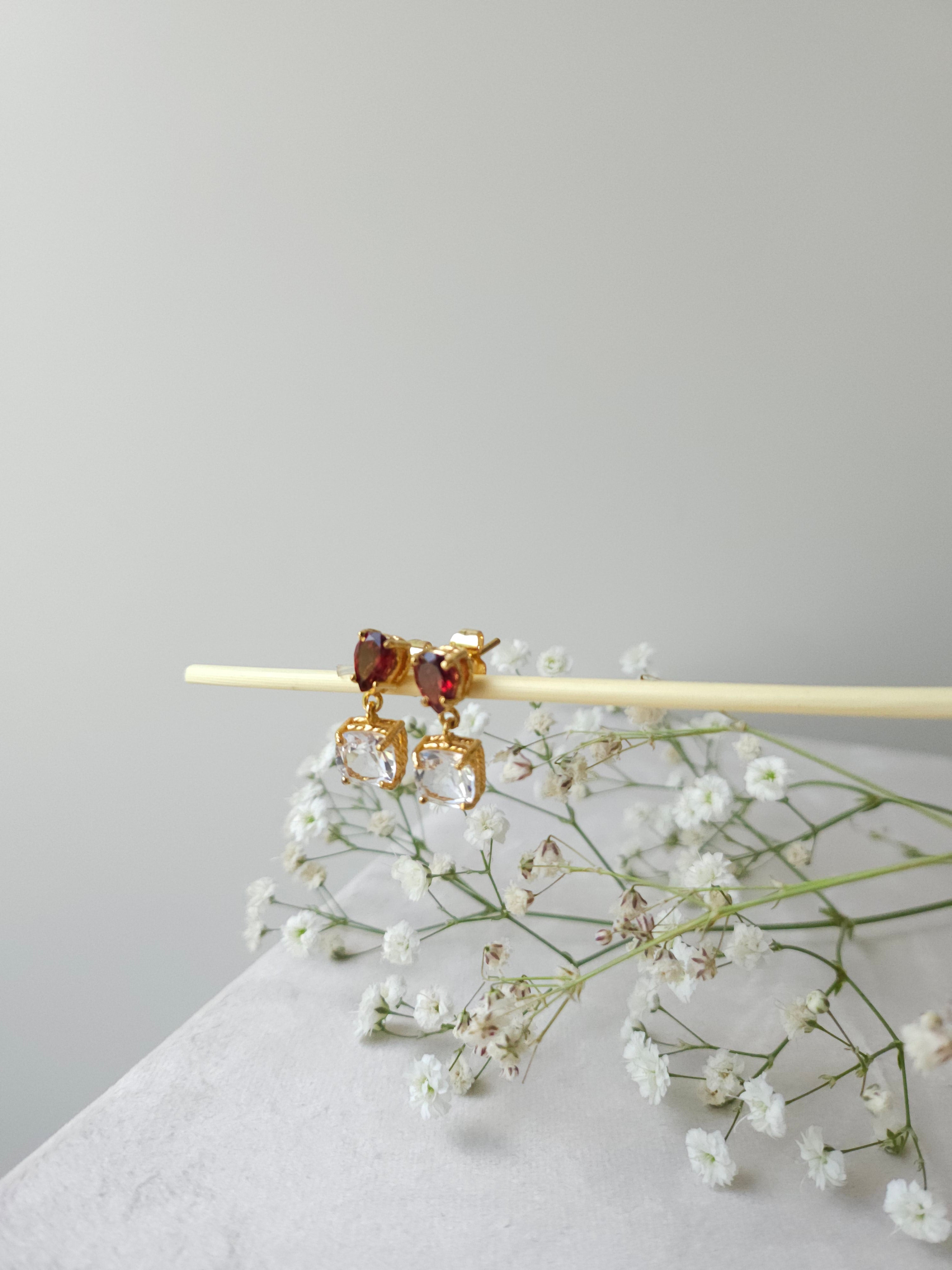 Aretes Afasia con Granate y Cuarzo blanco y cubierta en Oro