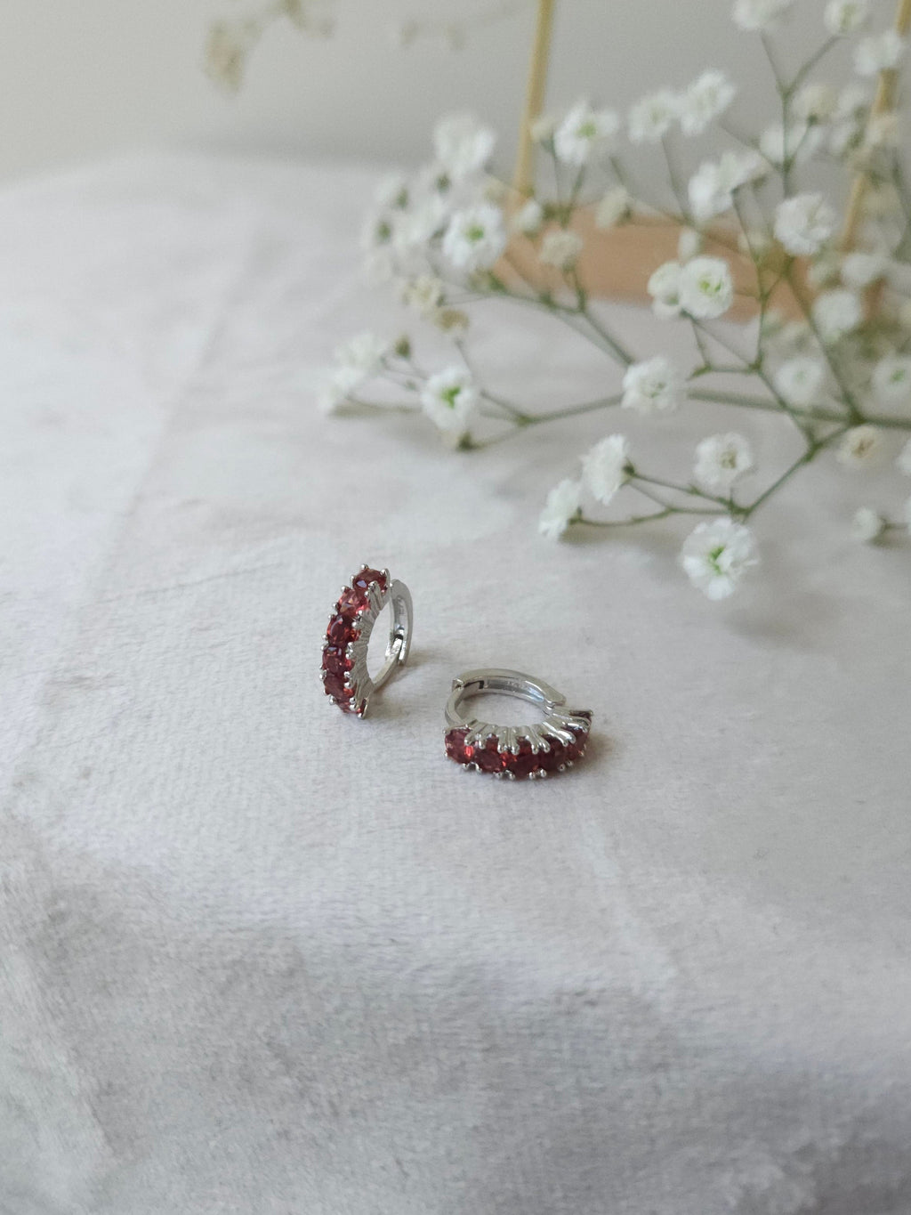 Huggies Hailey con Granates y cubierta en Rodio