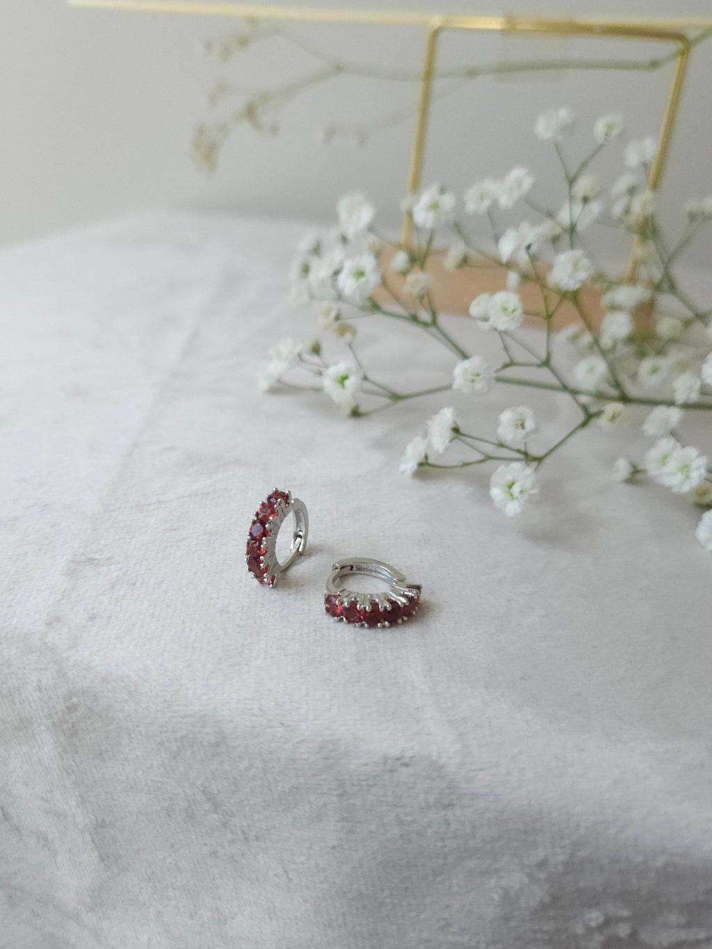 Huggies Hailey con Granates y cubierta en Rodio