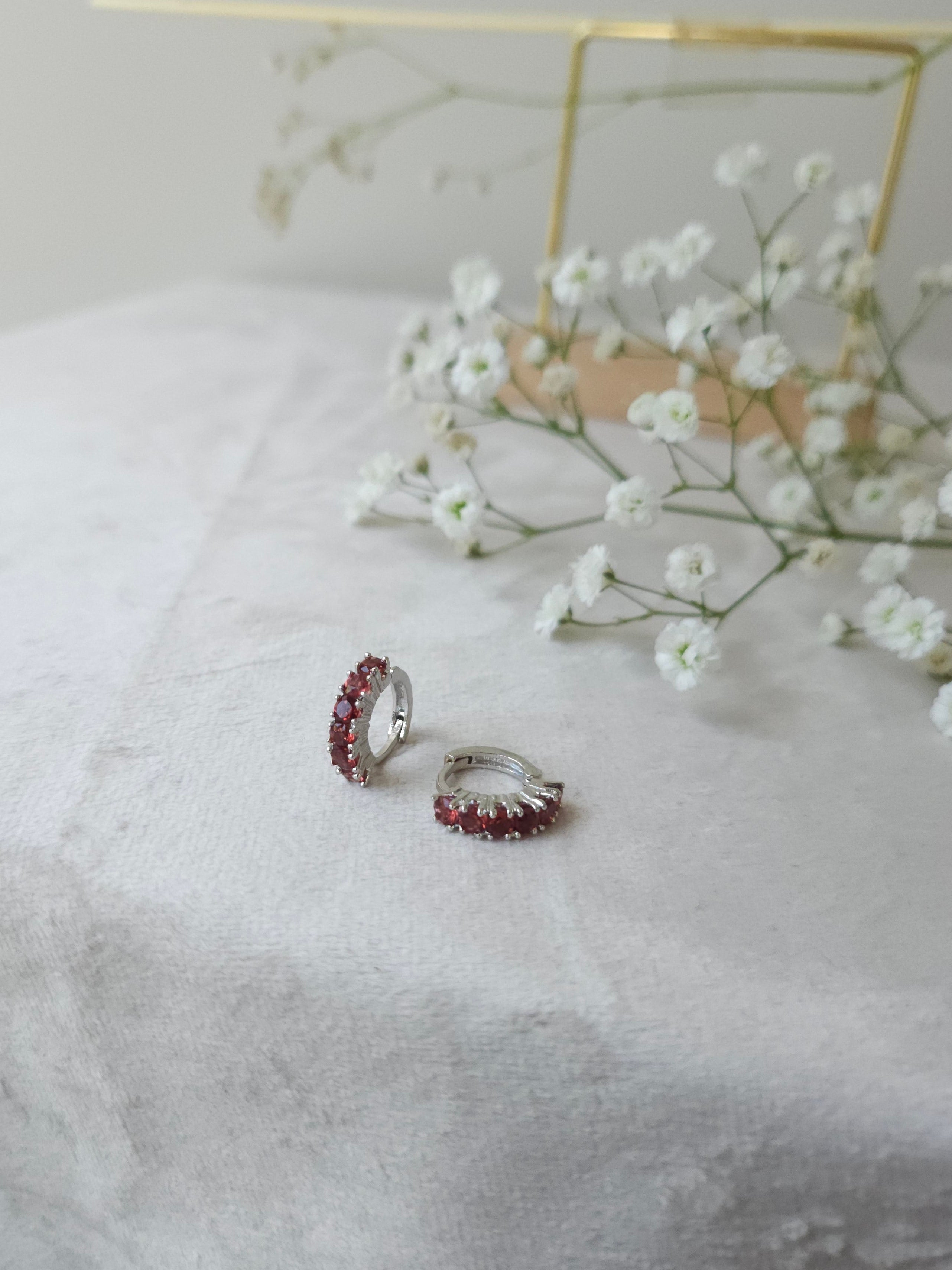 Huggies Hailey con Granates y cubierta en Rodio