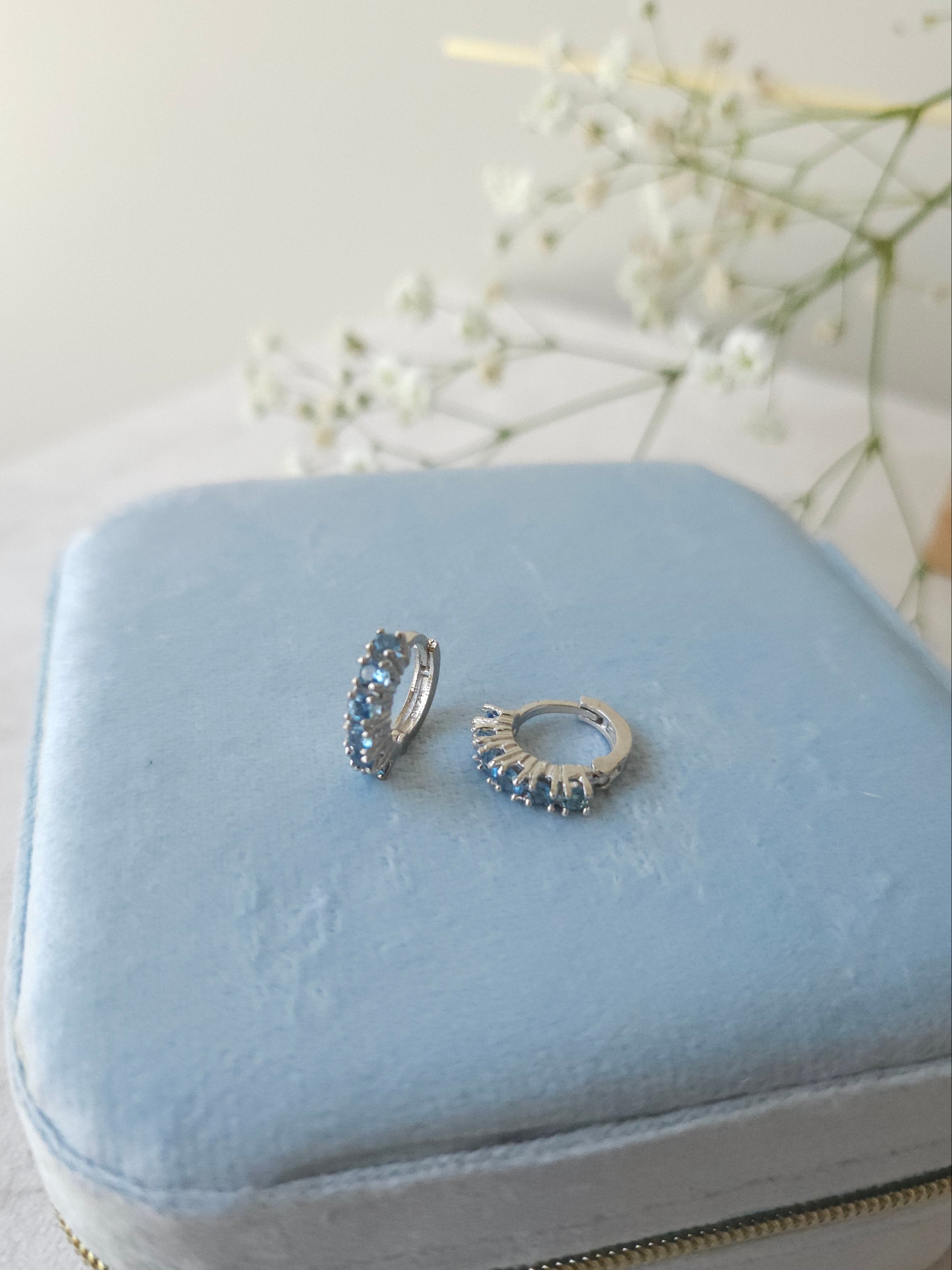 Huggies Hailey con Topacio Azul y cubierta en Rodio