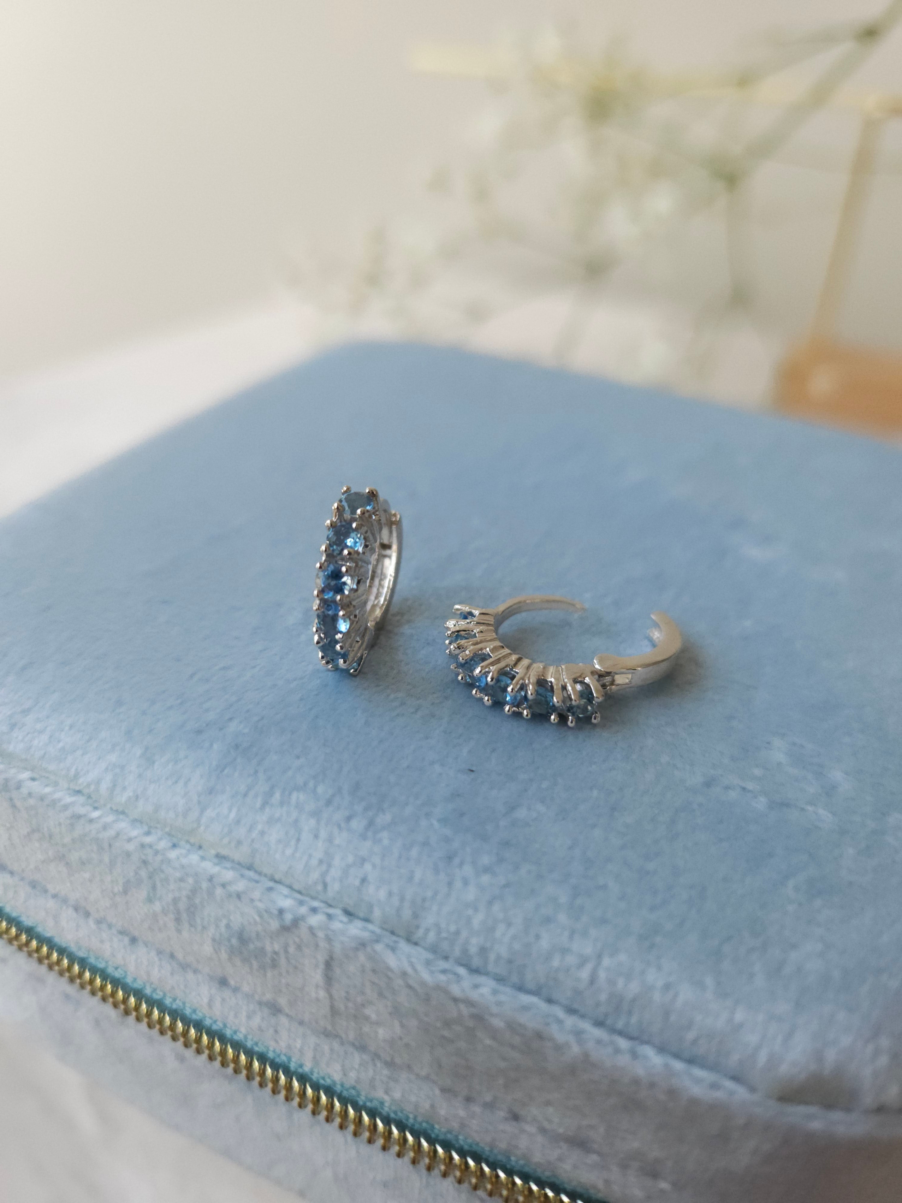 Huggies Hailey con Topacio Azul y cubierta en Rodio