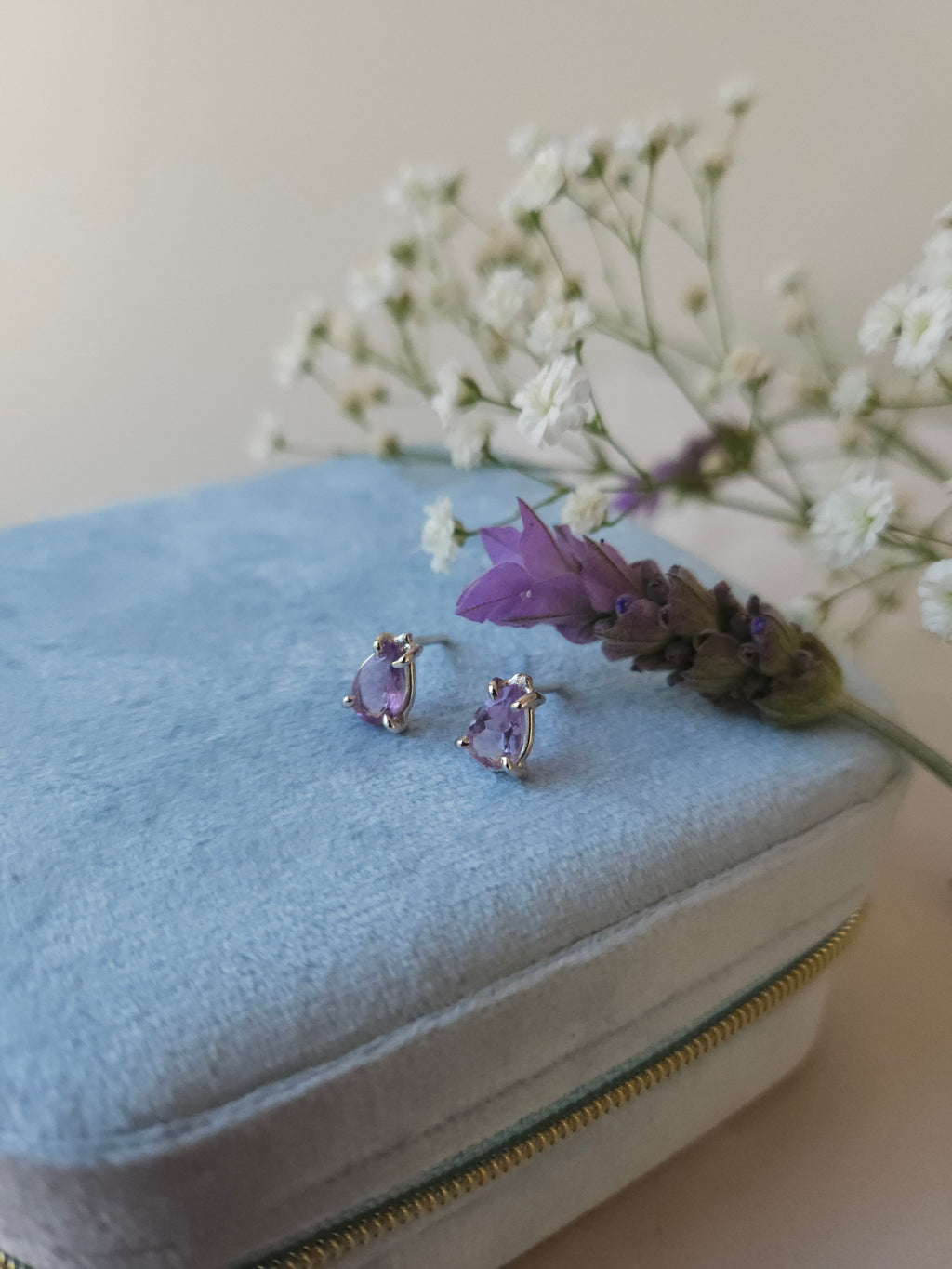 Broquel Pera  con Amatista y cubierta en Rodio