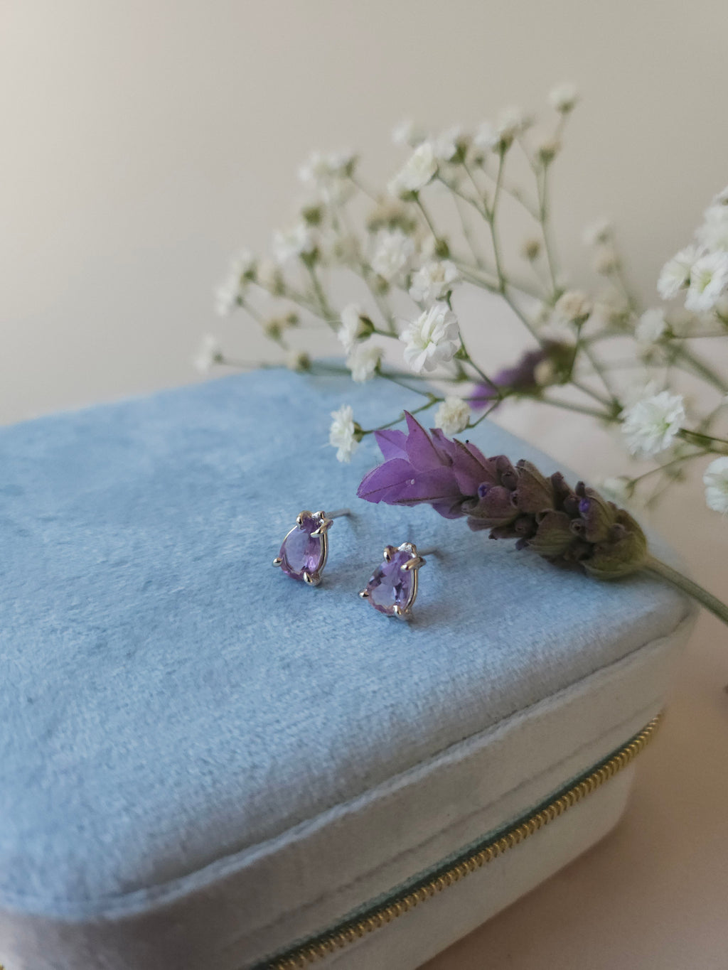 Broquel Pera  con Amatista y cubierta en Rodio