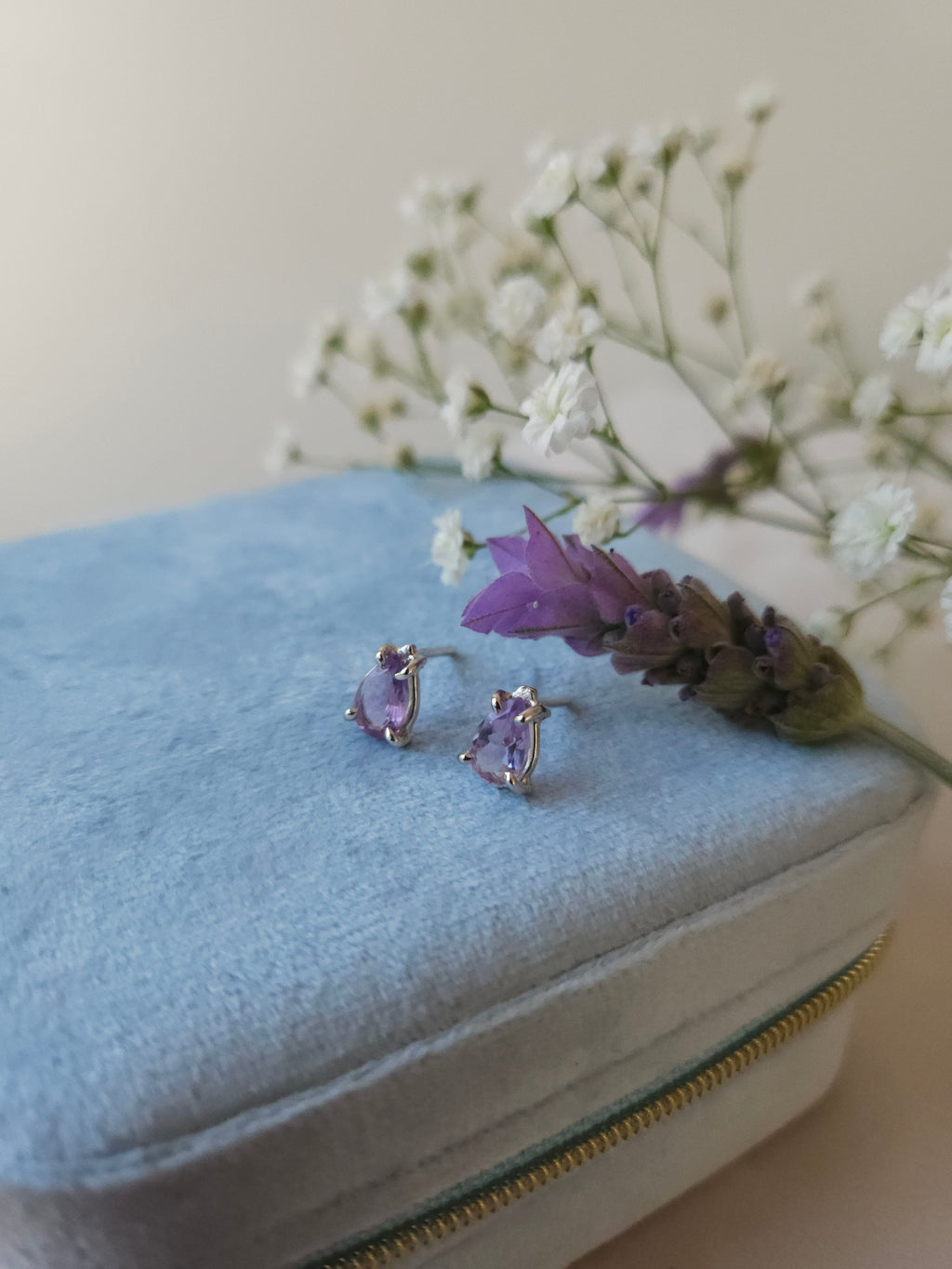 Broquel Pera  con Amatista y cubierta en Rodio