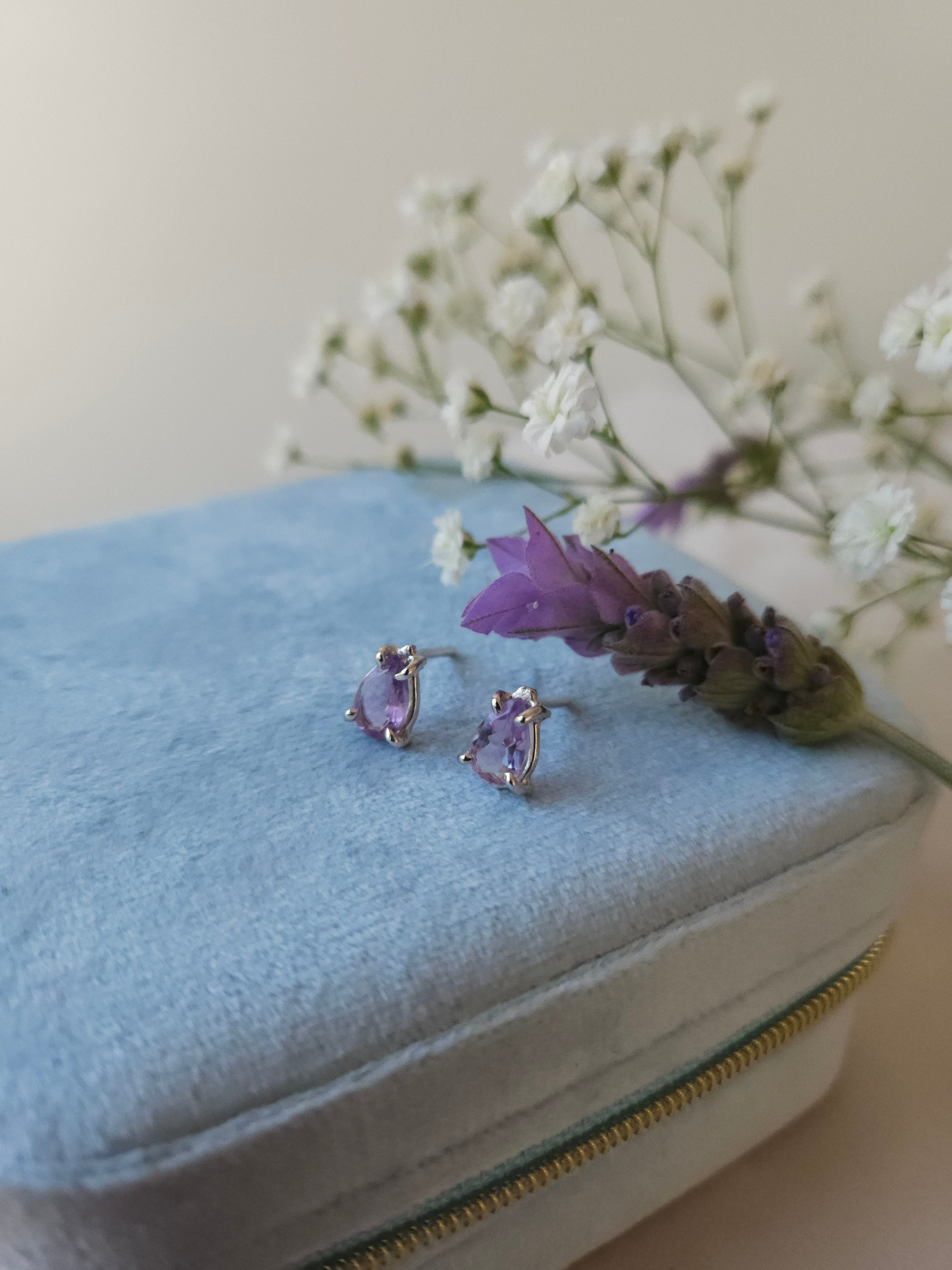 Broquel Pera  con Amatista y cubierta en Rodio