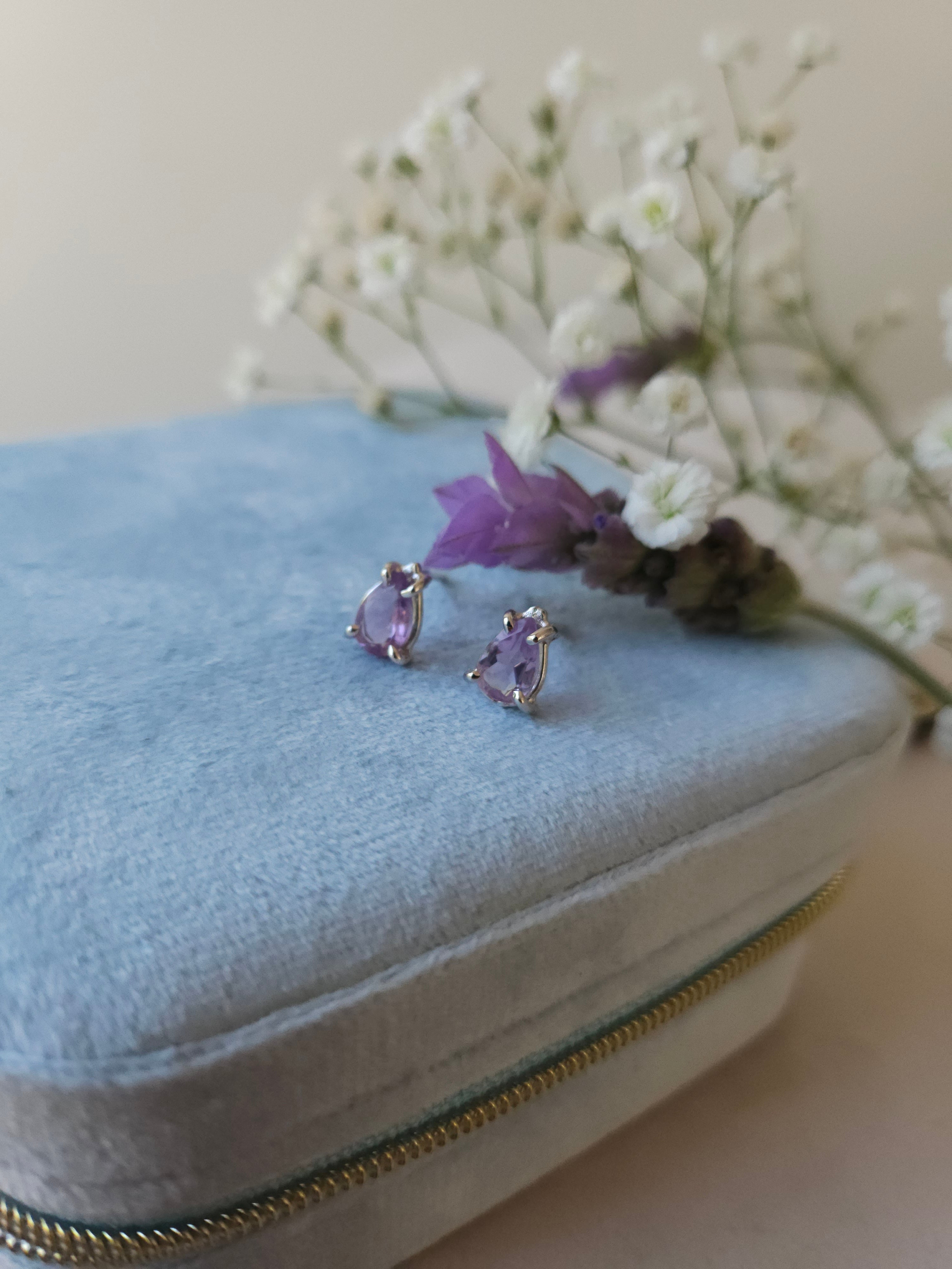 Broquel Pera  con Amatista y cubierta en Rodio