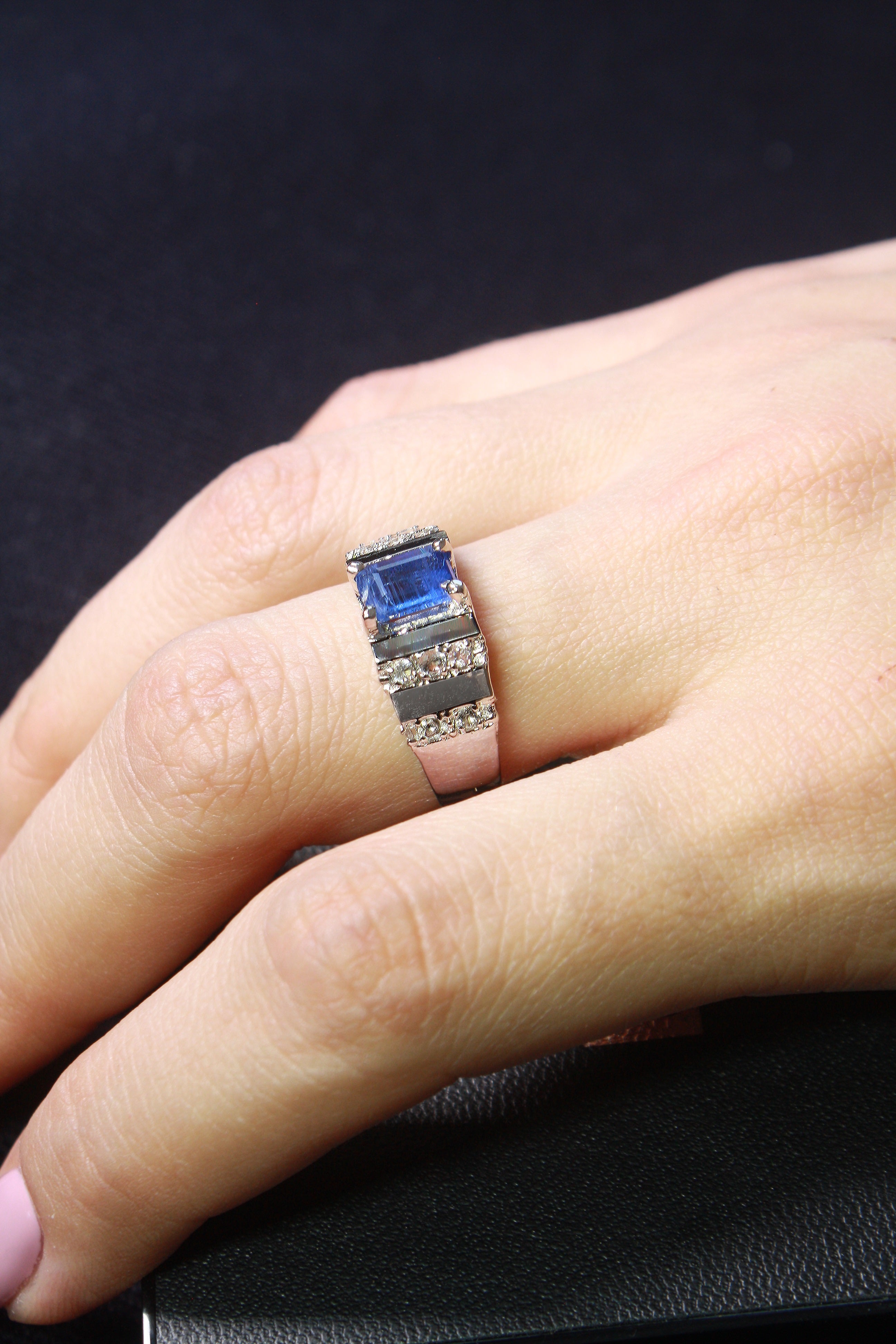 Anillo con Cianita azul y cubierta en Rodio