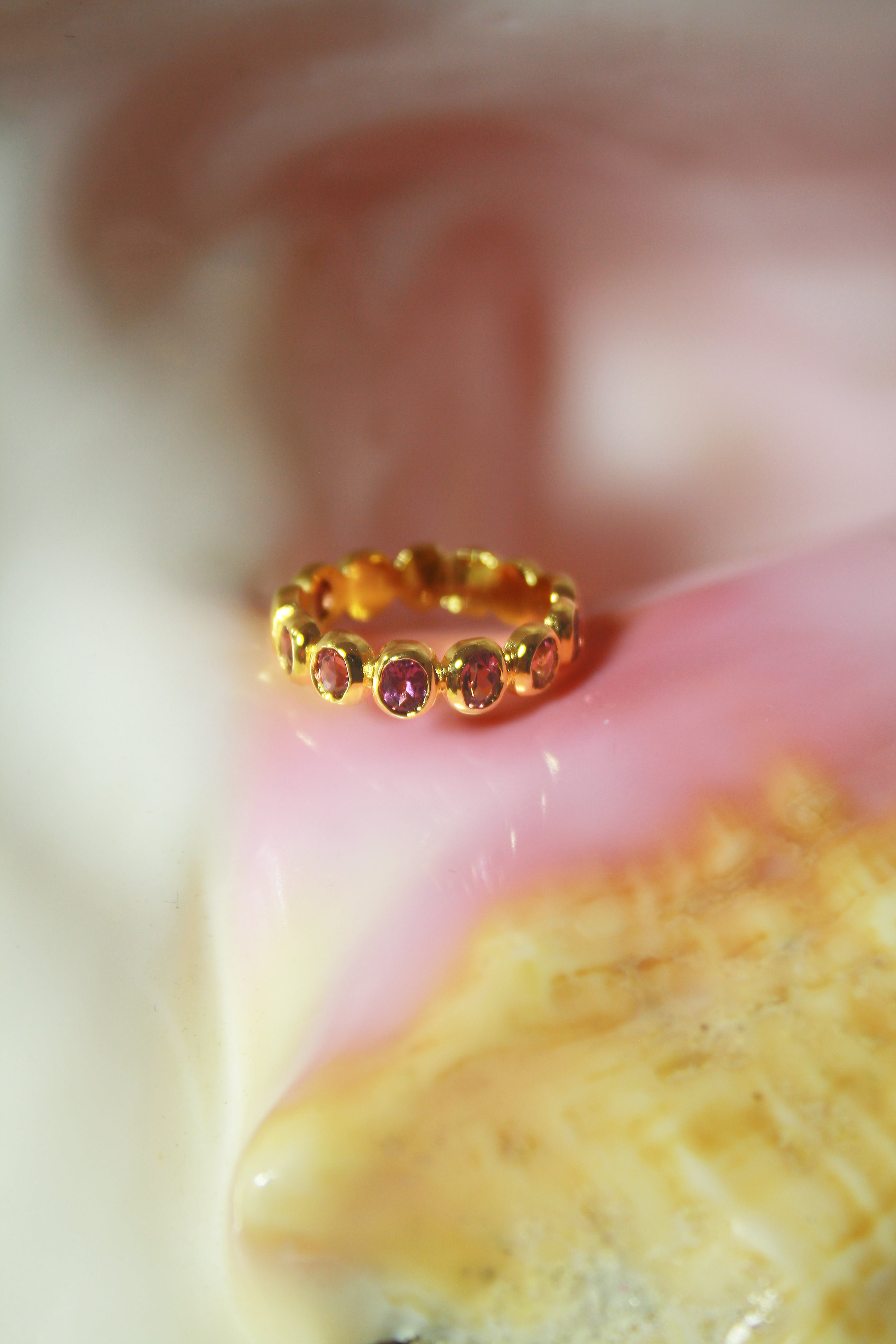 Anillo  Antique con Rodolitas y cubierta en Oro