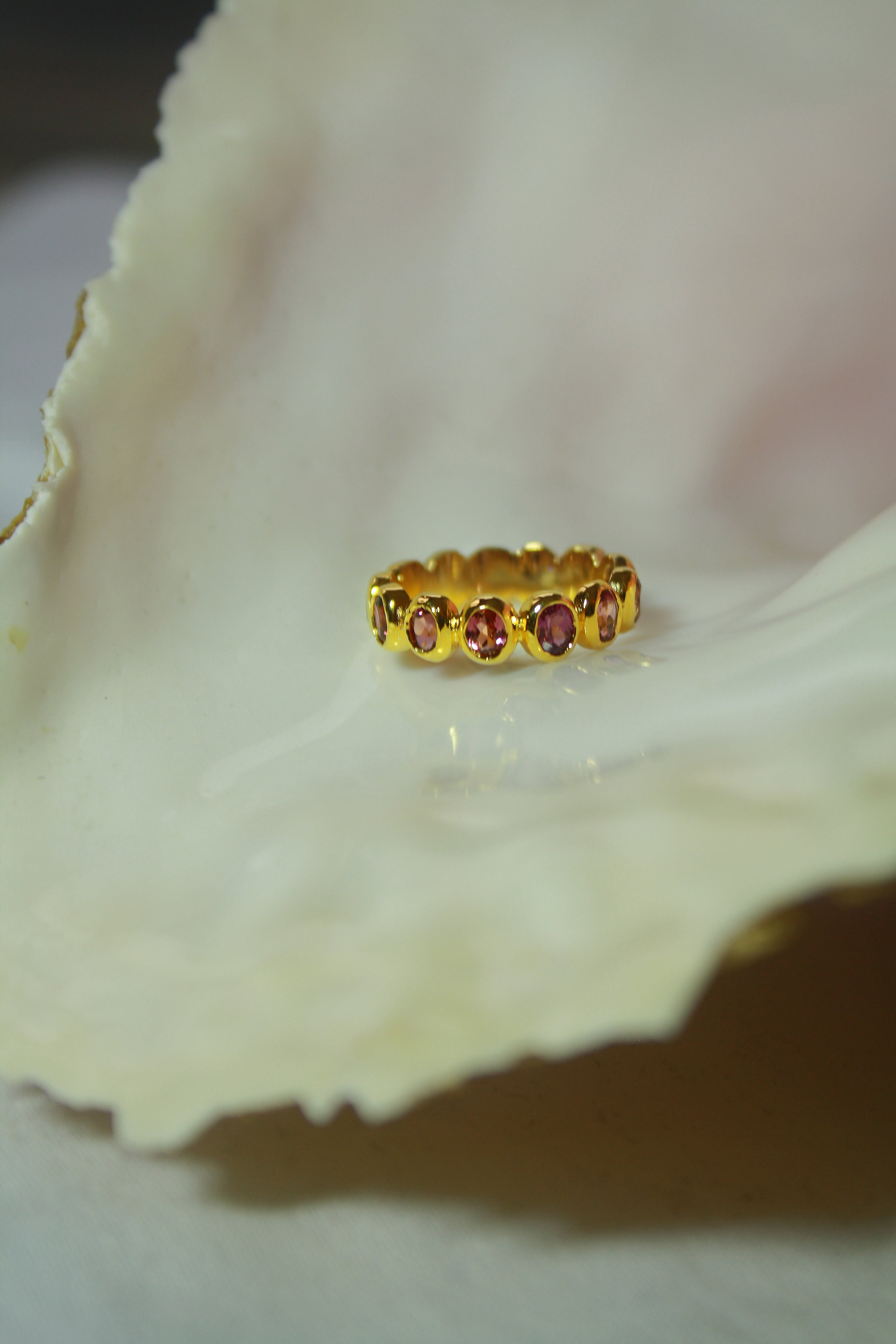 Anillo  Antique con Rodolitas y cubierta en Oro