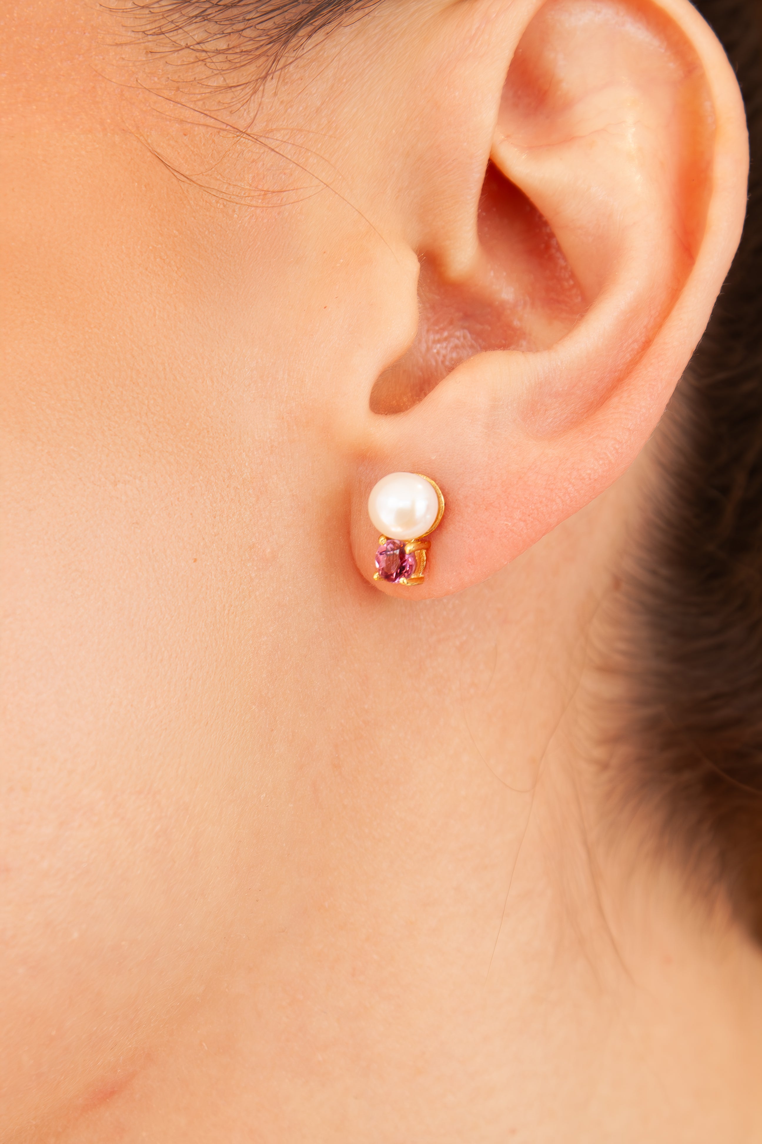 Aretes Mini con Rodolita y Perla Cultivada con cubierta en Oro
