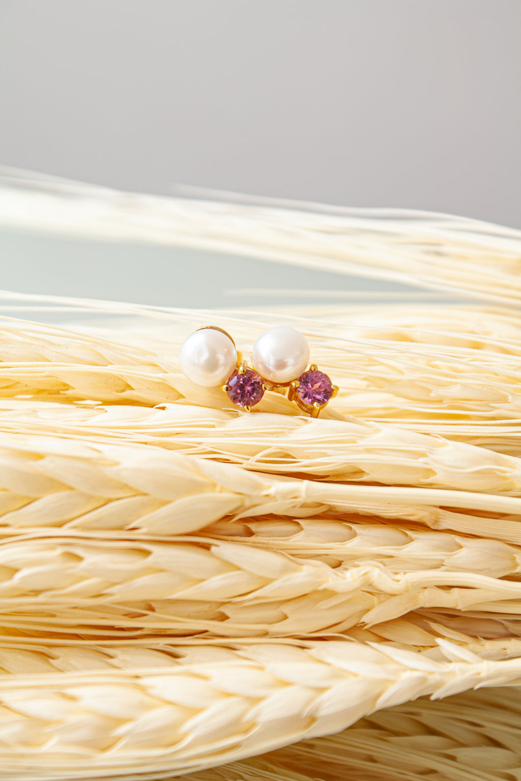 Aretes Mini con Rodolita y Perla Cultivada con cubierta en Oro