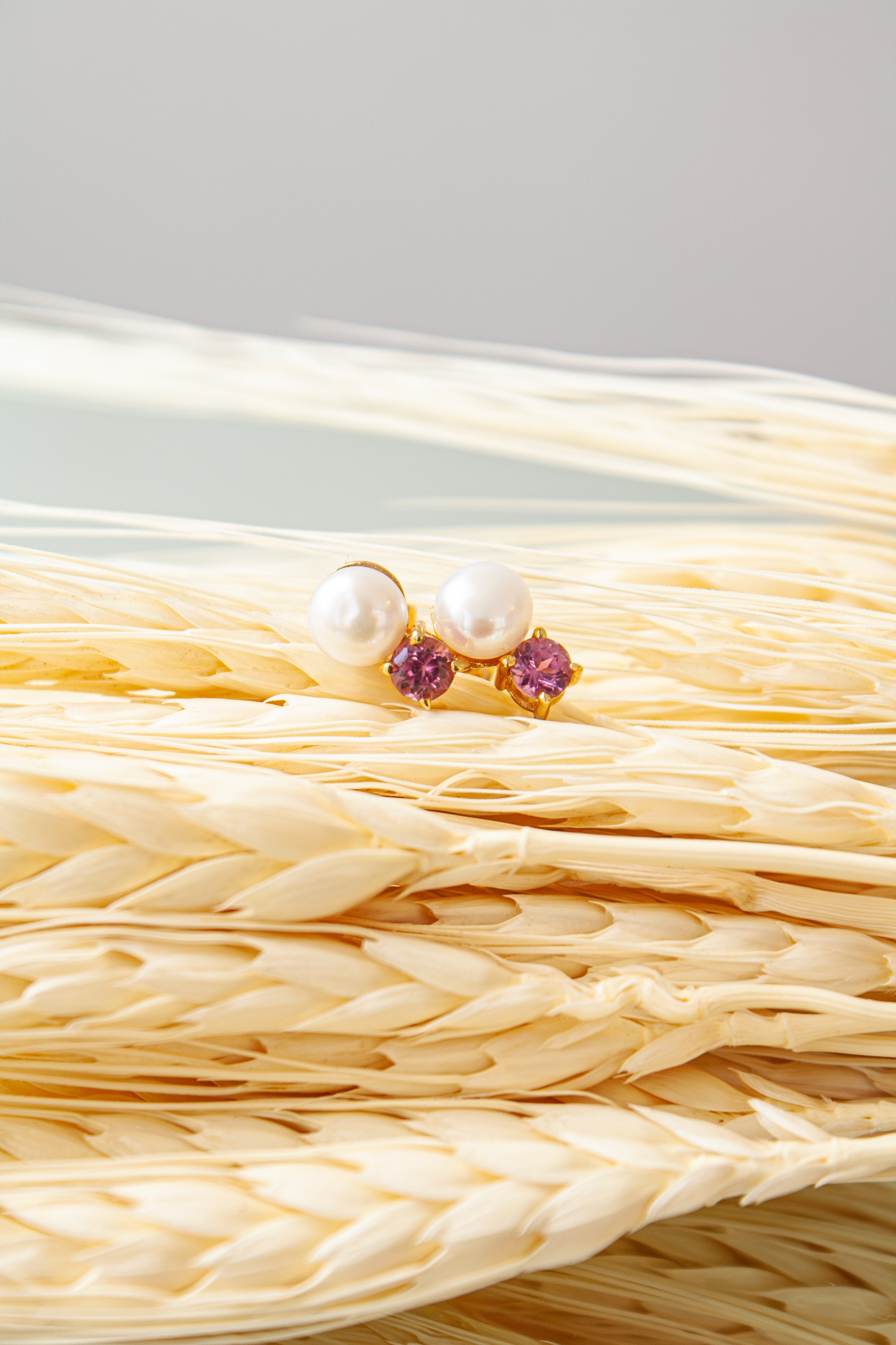 Aretes Mini con Rodolita y Perla Cultivada con cubierta en Oro