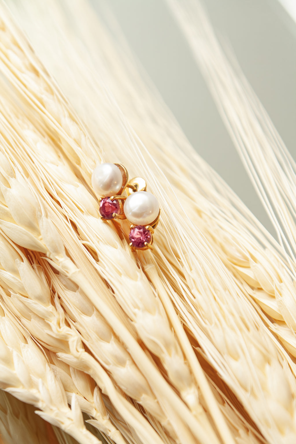 Aretes Mini con Rodolita y Perla Cultivada con cubierta en Oro