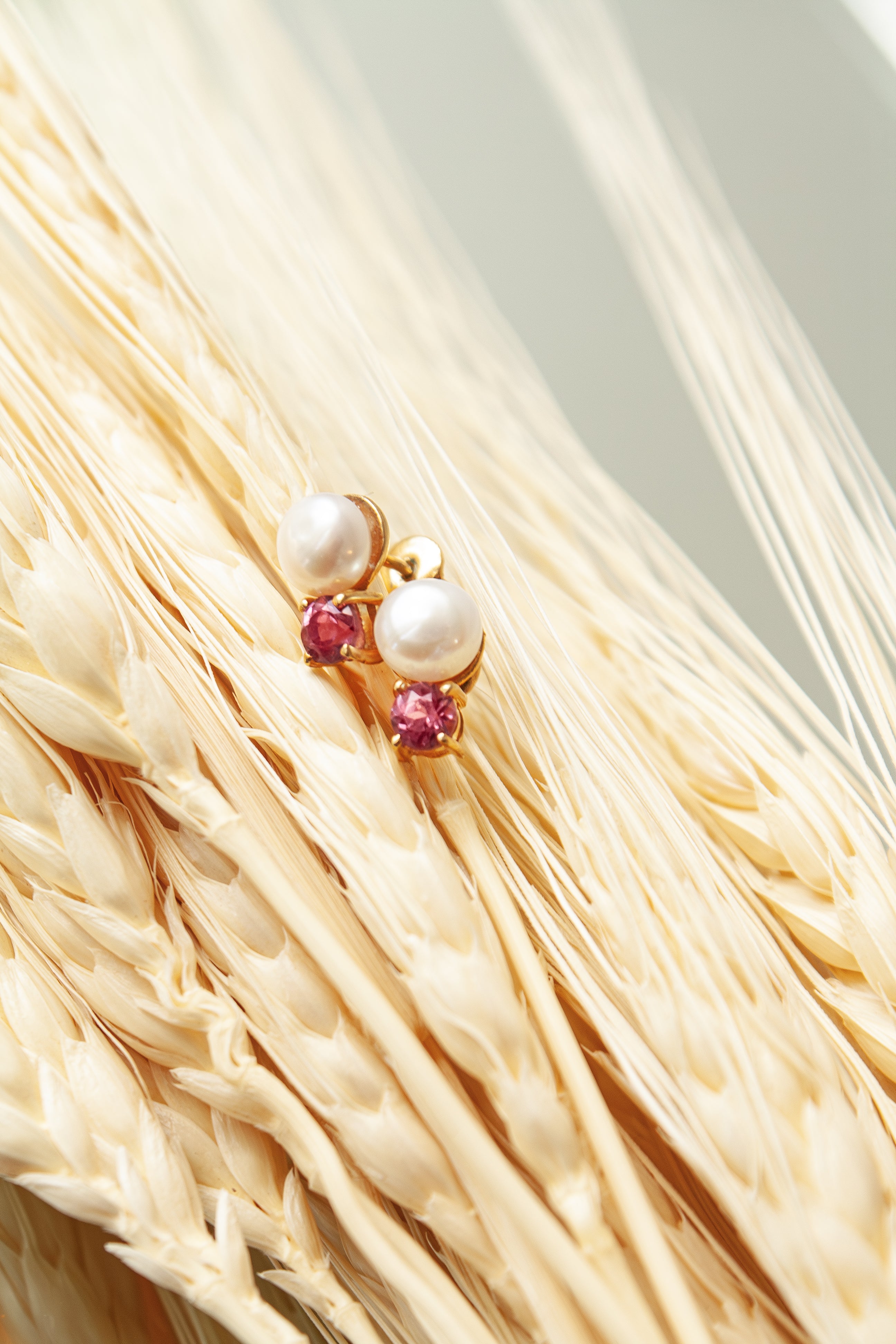 Aretes Mini con Rodolita y Perla Cultivada con cubierta en Oro