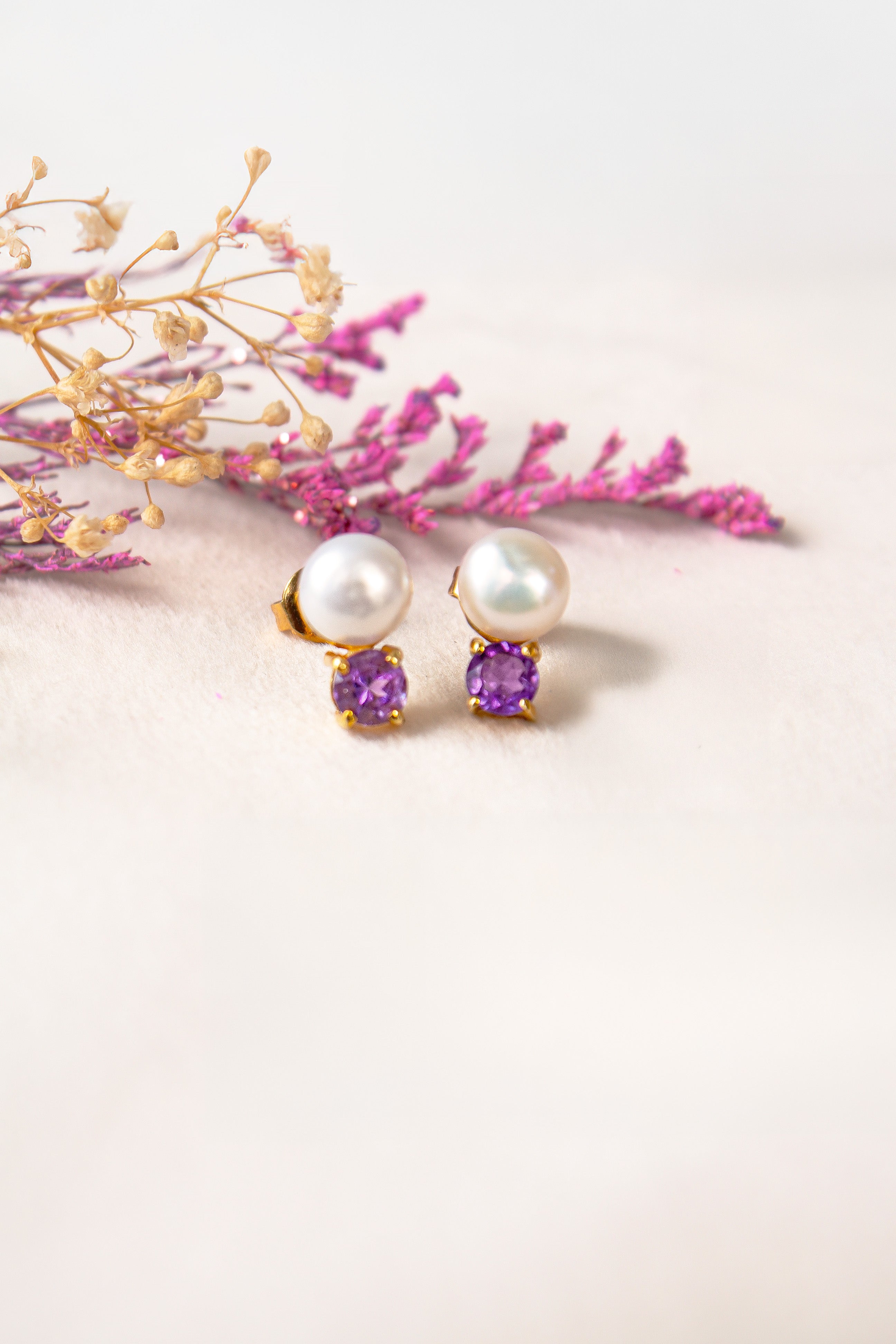 Aretes Mini con Amatista y Perla cultivada con cubierta en Oro