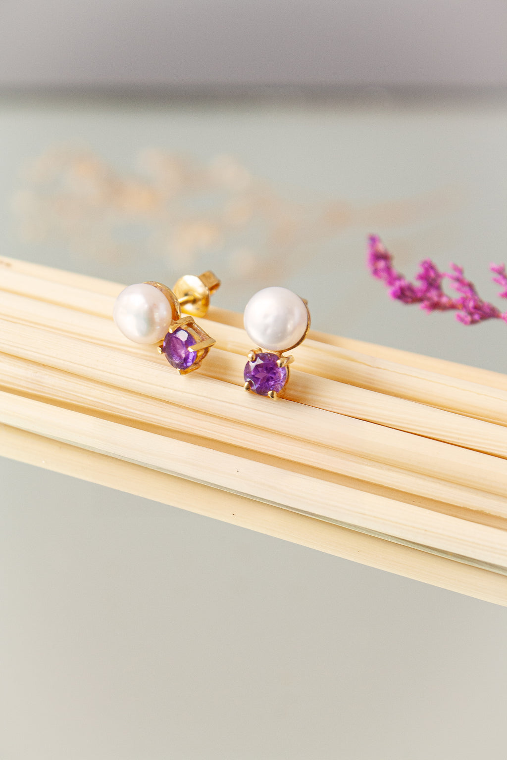 Aretes Mini con Amatista y Perla cultivada con cubierta en Oro