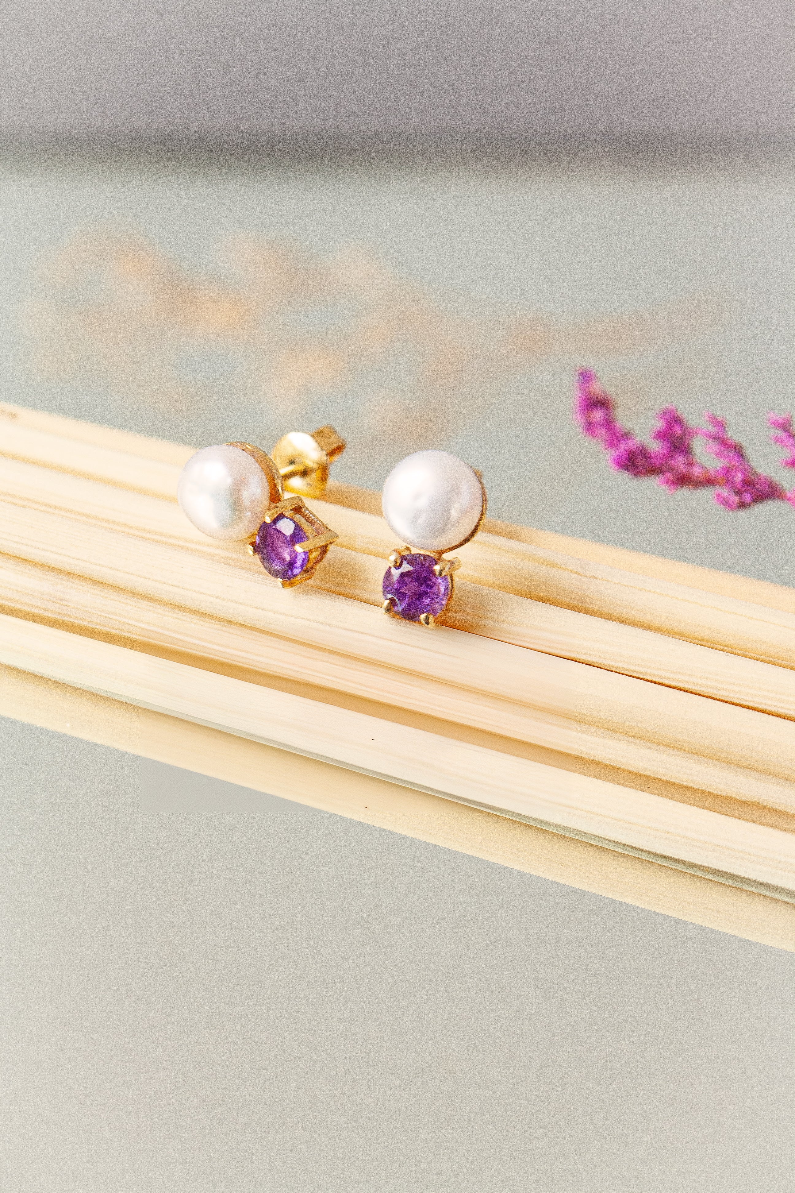 Aretes Mini con Amatista y Perla cultivada con cubierta en Oro