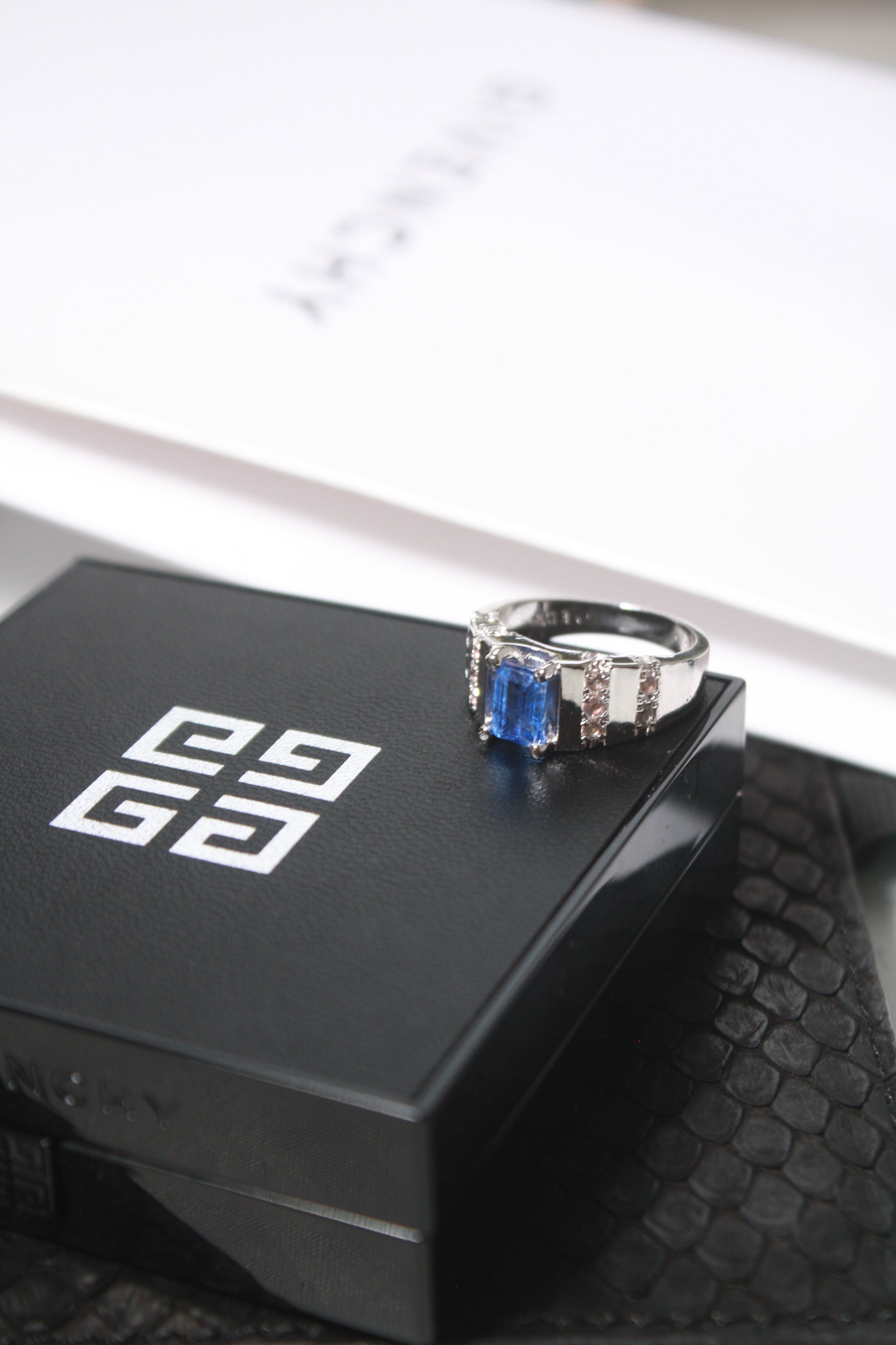 Anillo con Cianita azul y cubierta en Rodio