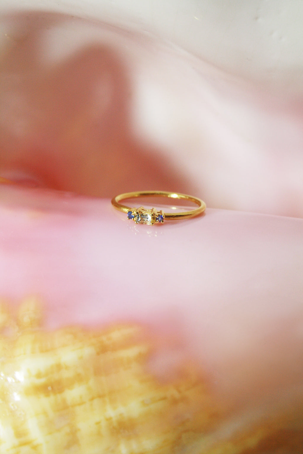 Anillo Baguette con Aguamarina y cubierta en Oro