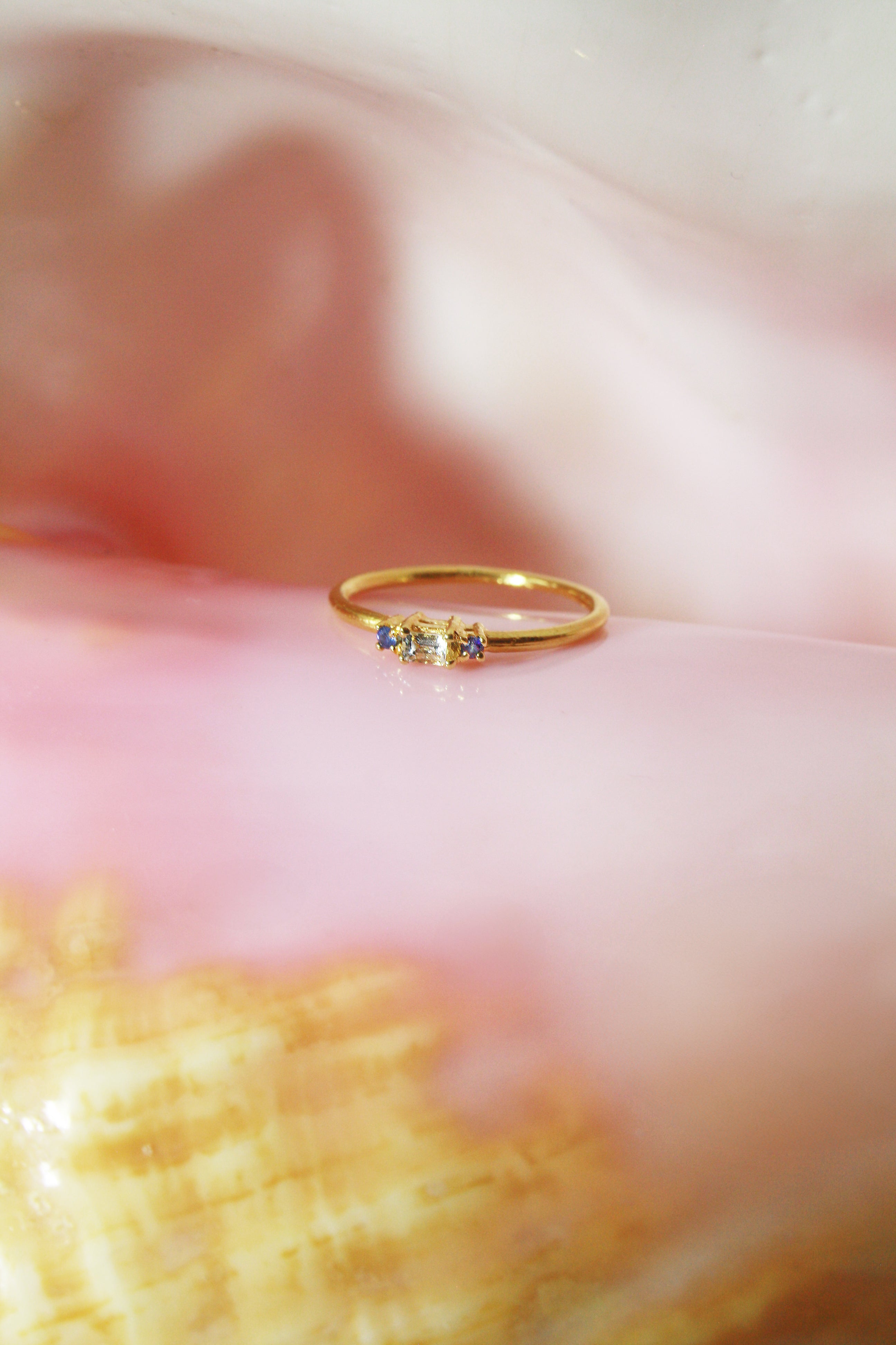 Anillo Baguette con Aguamarina y cubierta en Oro