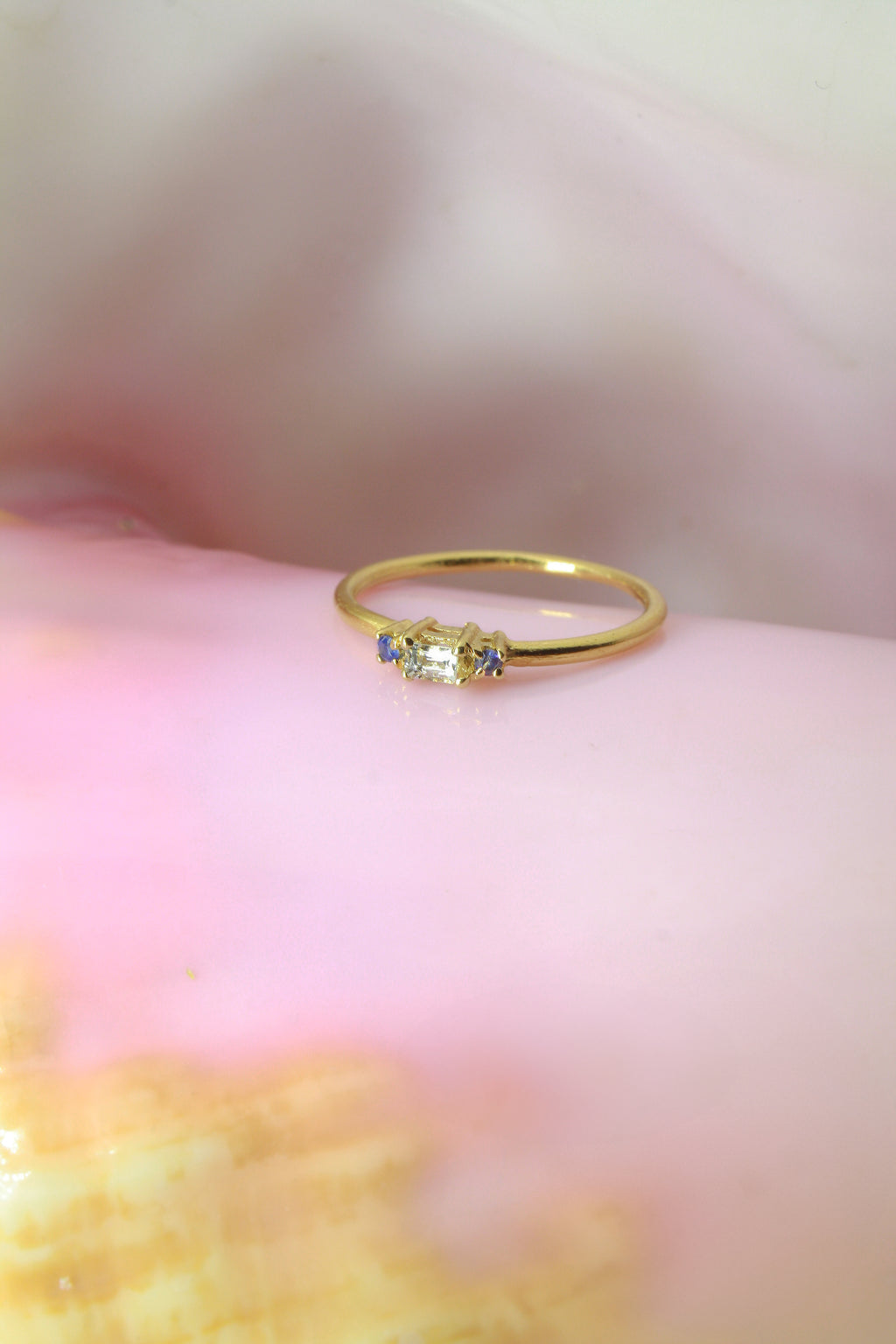 Anillo Baguette con Aguamarina y cubierta en Oro