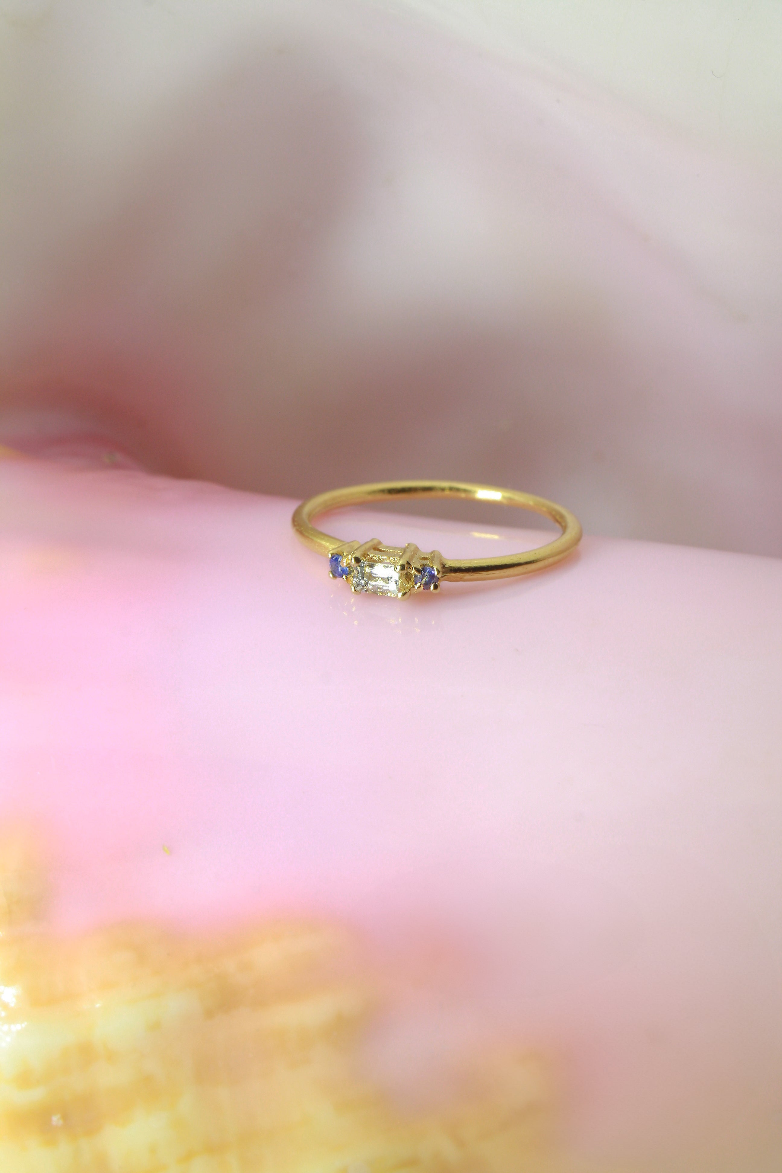 Anillo Baguette con Aguamarina y cubierta en Oro