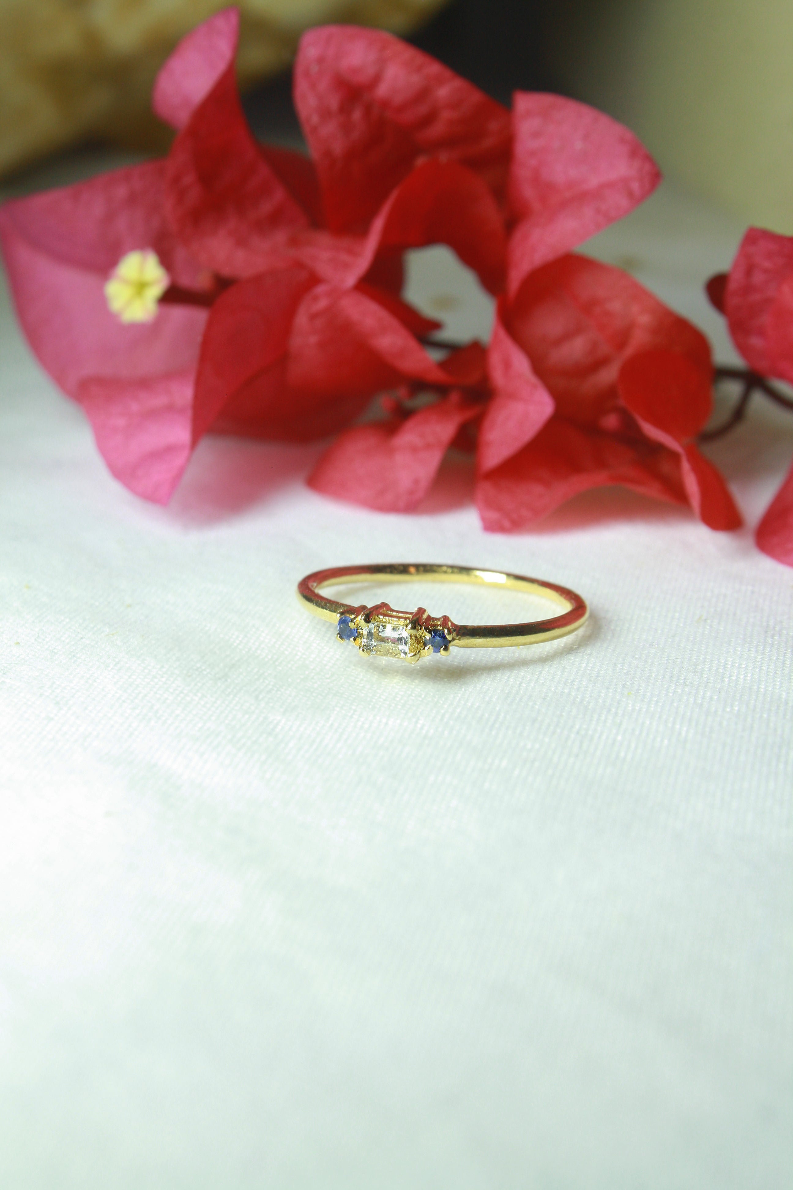 Anillo Baguette con Aguamarina y cubierta en Oro