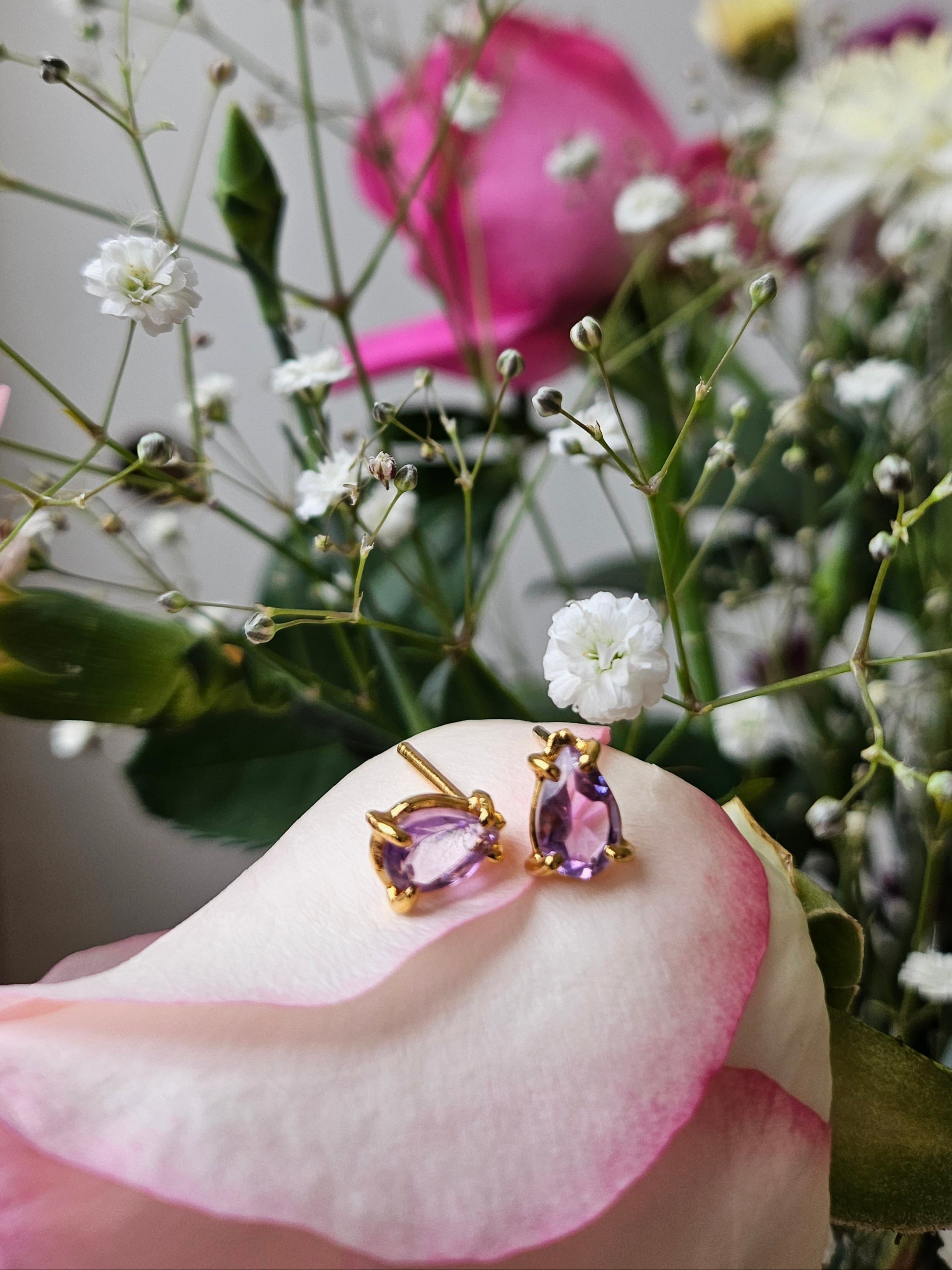 Broquel Pera  con Amatista y cubierta en Oro de 14K