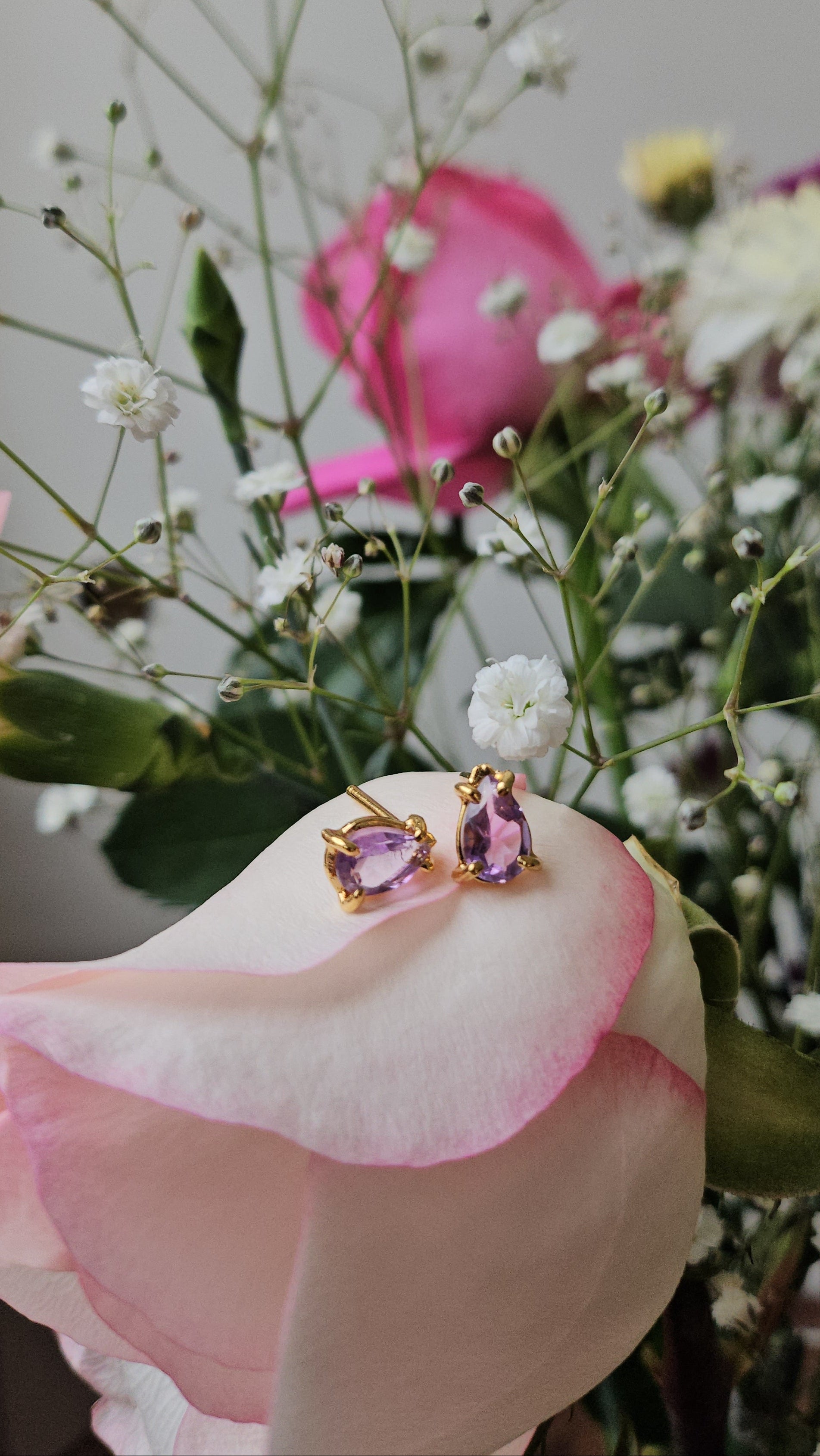 Broquel Pera  con Amatista y cubierta en Oro de 14K