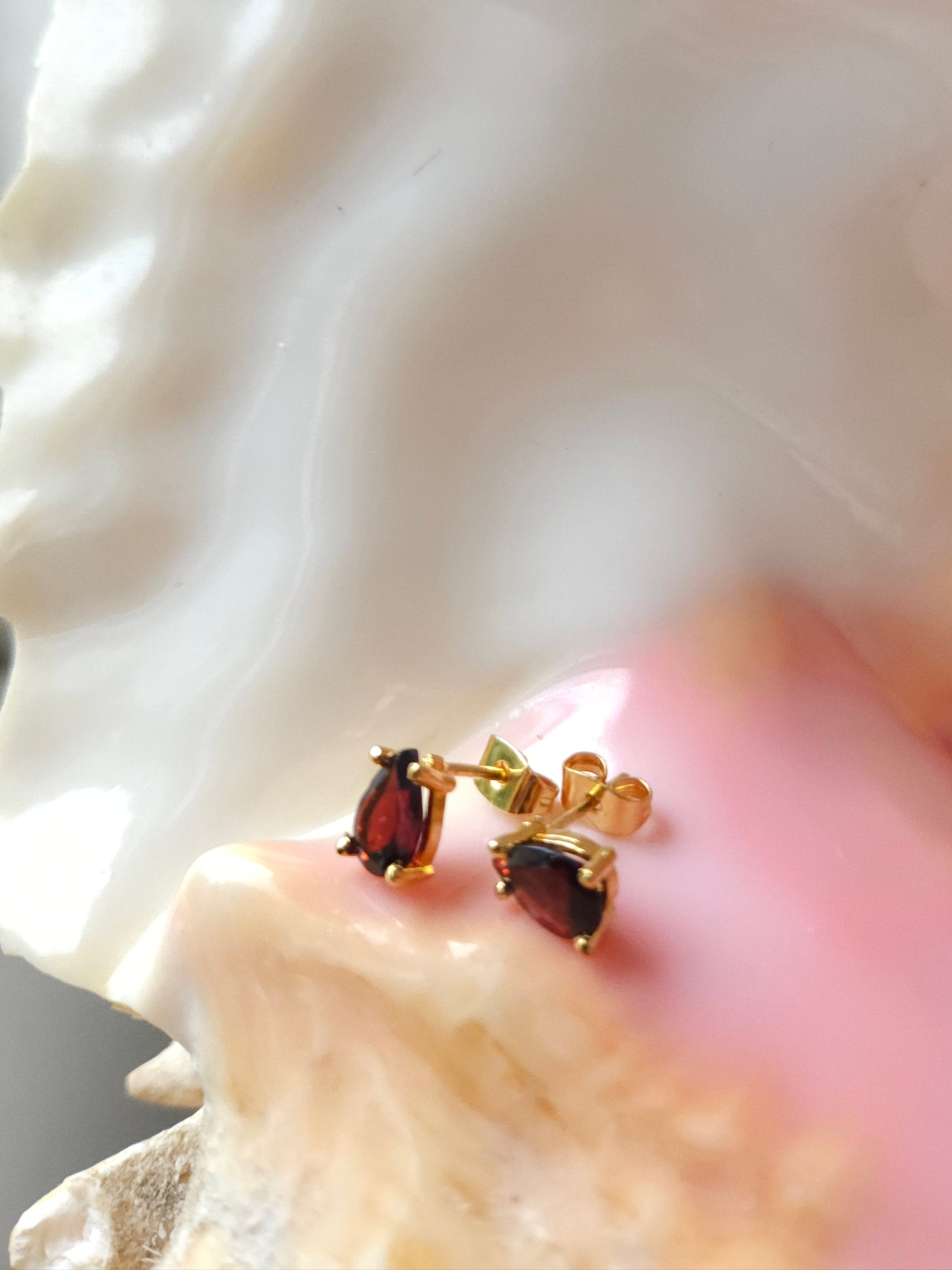 Broquel Pera con Granates y cubierta en Oro de 14K