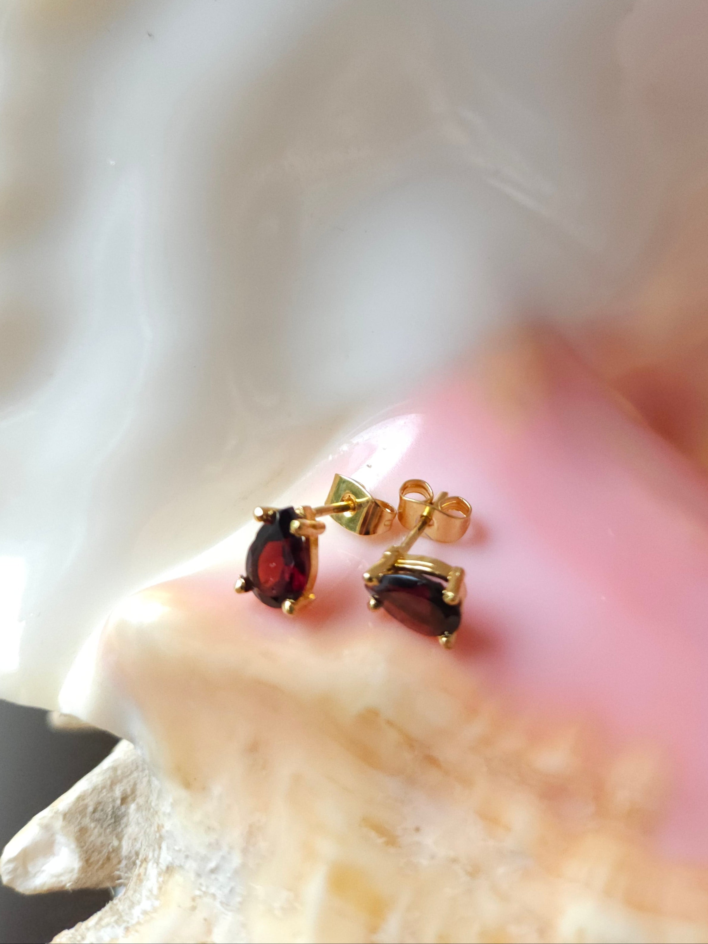 Broquel Pera con Granates y cubierta en Oro de 14K
