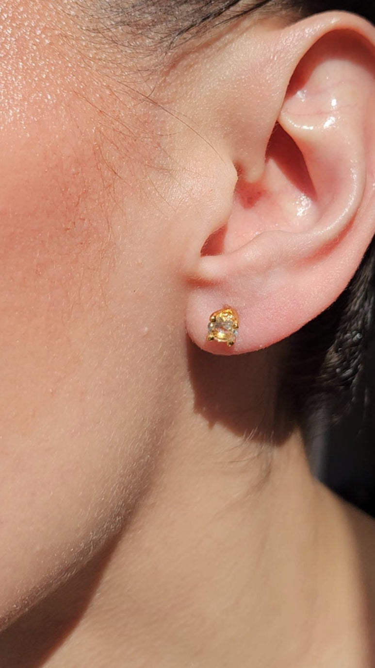 Broquel redondo con Cuarzo Blanco y cubierta en Oro de 14K