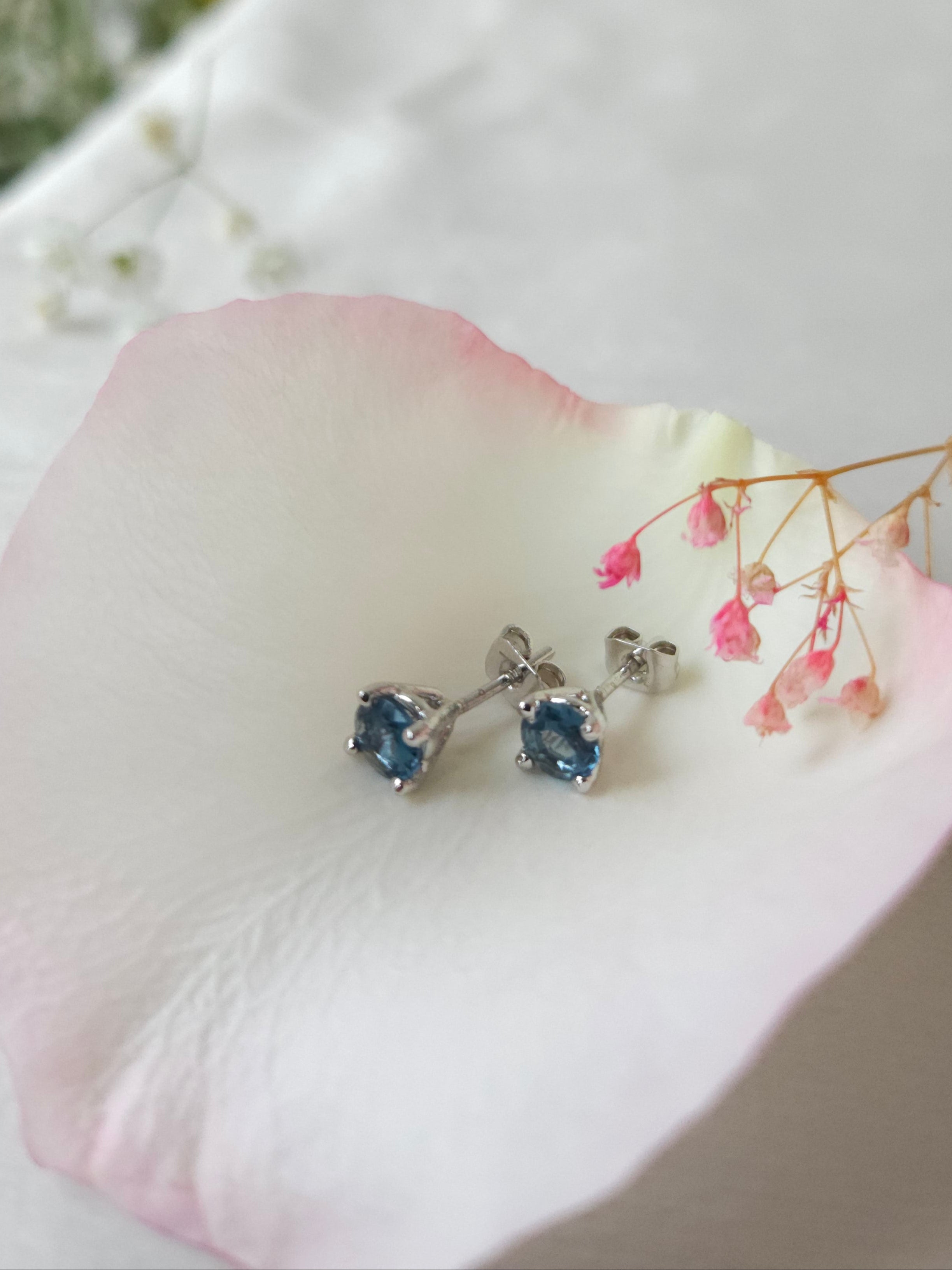 Broquel redondo con Topacio London blue con cubierta en Rodio