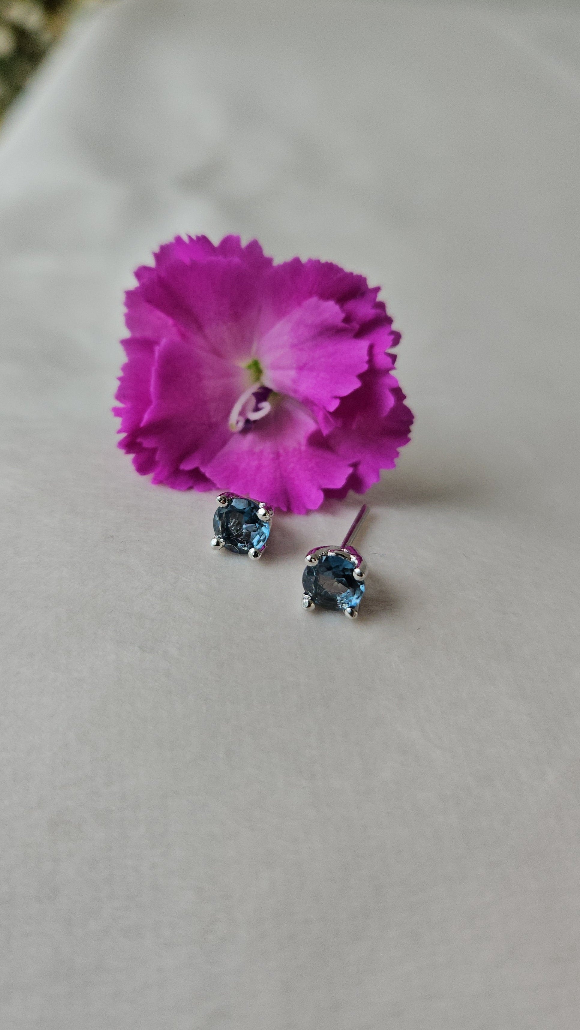 Broquel redondo con Topacio London blue con cubierta en Rodio