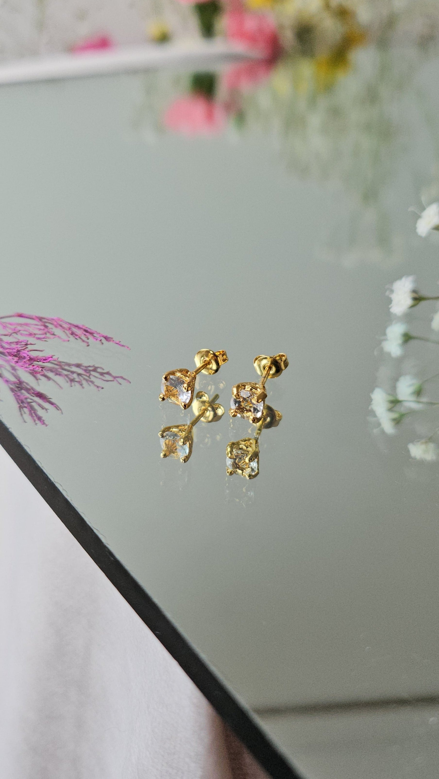 Broquel redondo con Cuarzo Blanco y cubierta en Oro de 14K