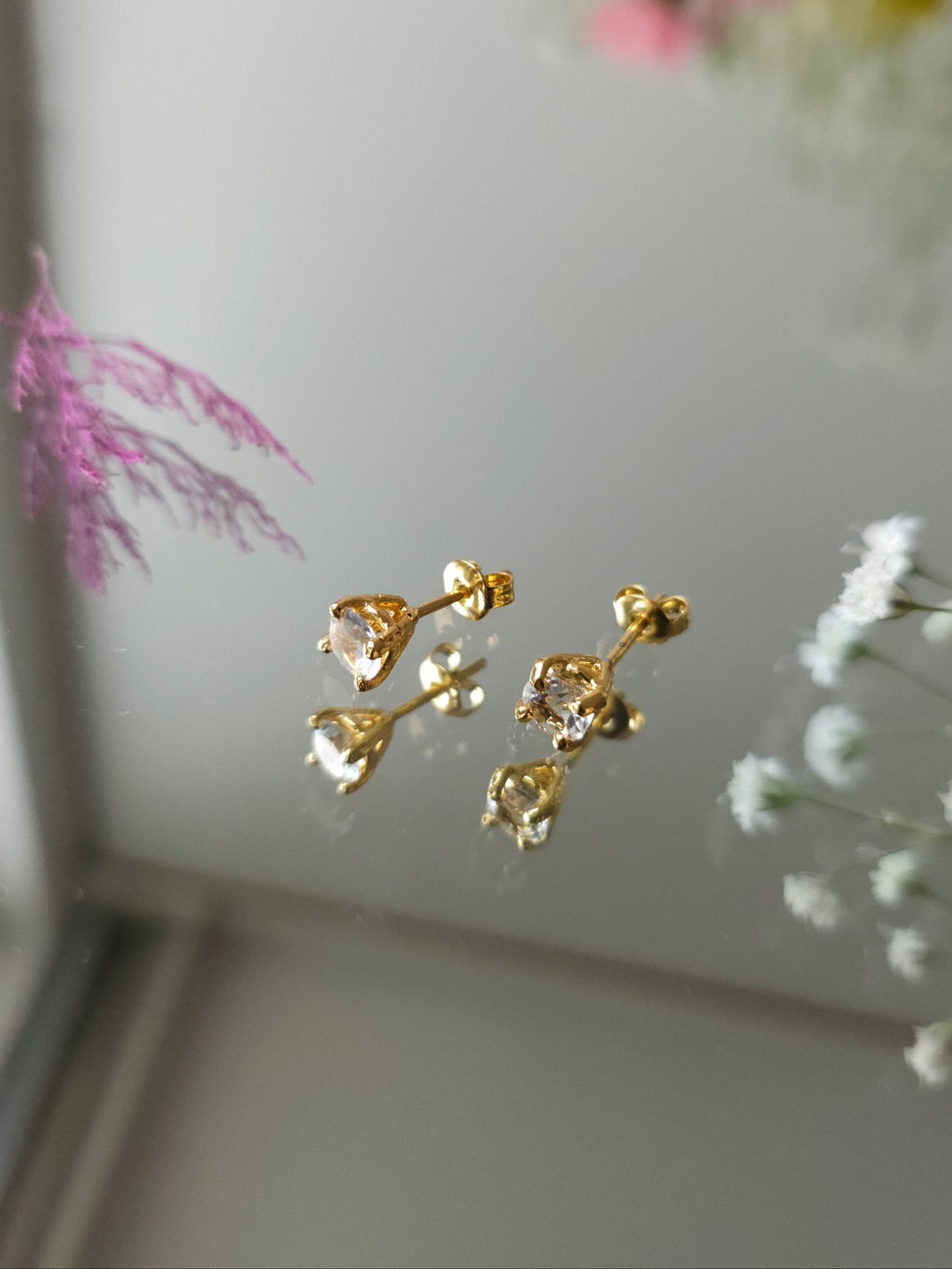 Broquel redondo con Cuarzo Blanco y cubierta en Oro de 14K