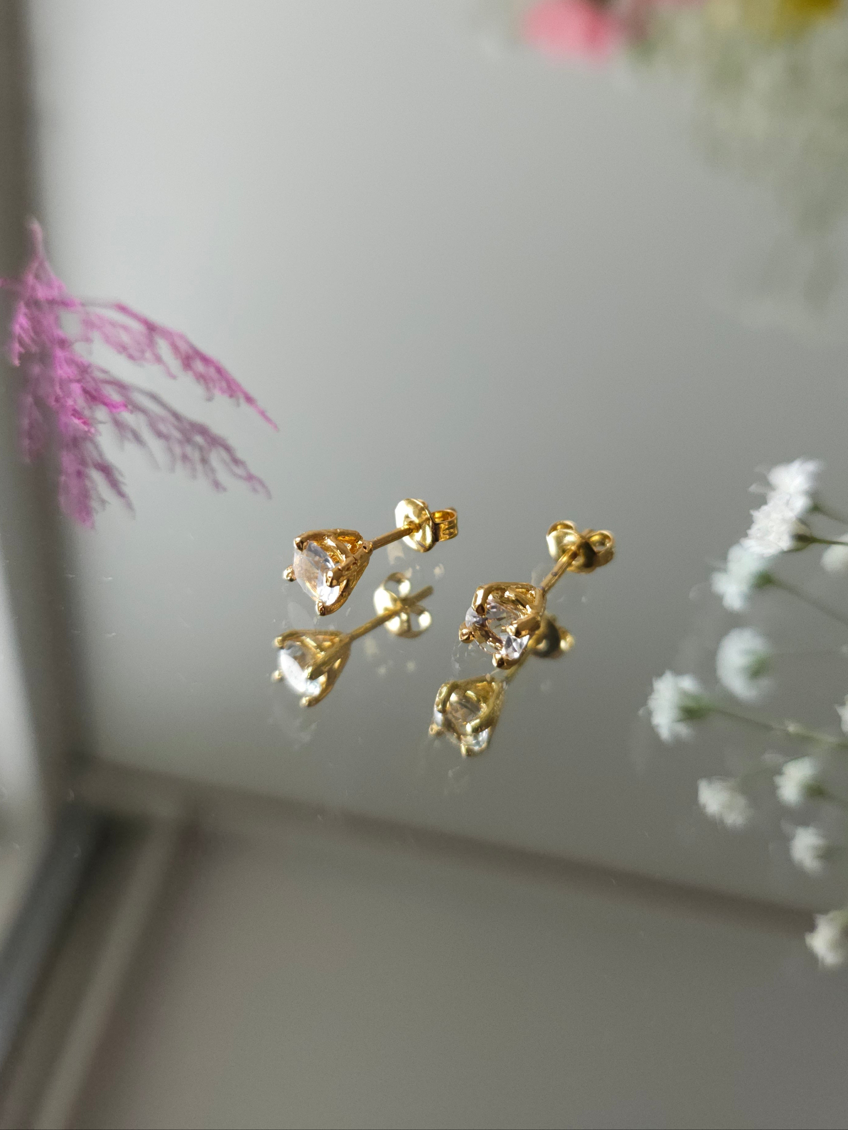 Broquel redondo con Cuarzo Blanco y cubierta en Oro de 14K