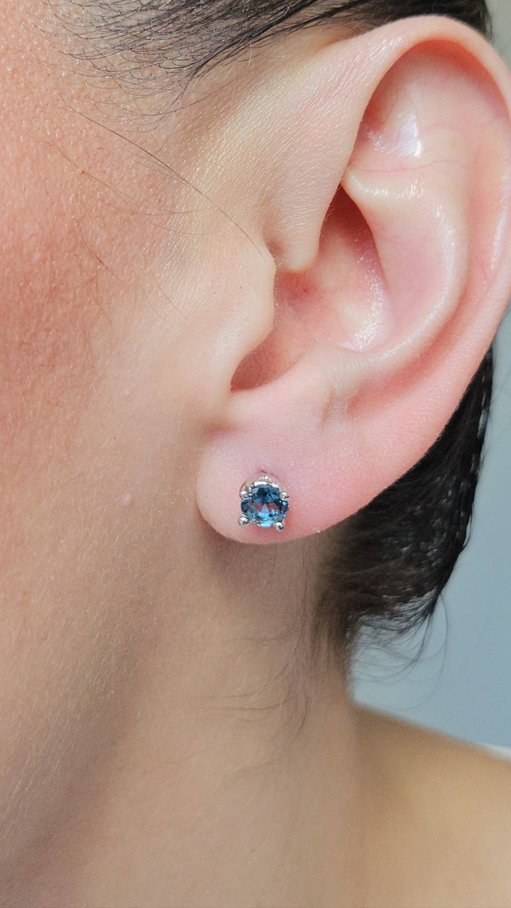 Broquel redondo con Topacio London blue con cubierta en Rodio