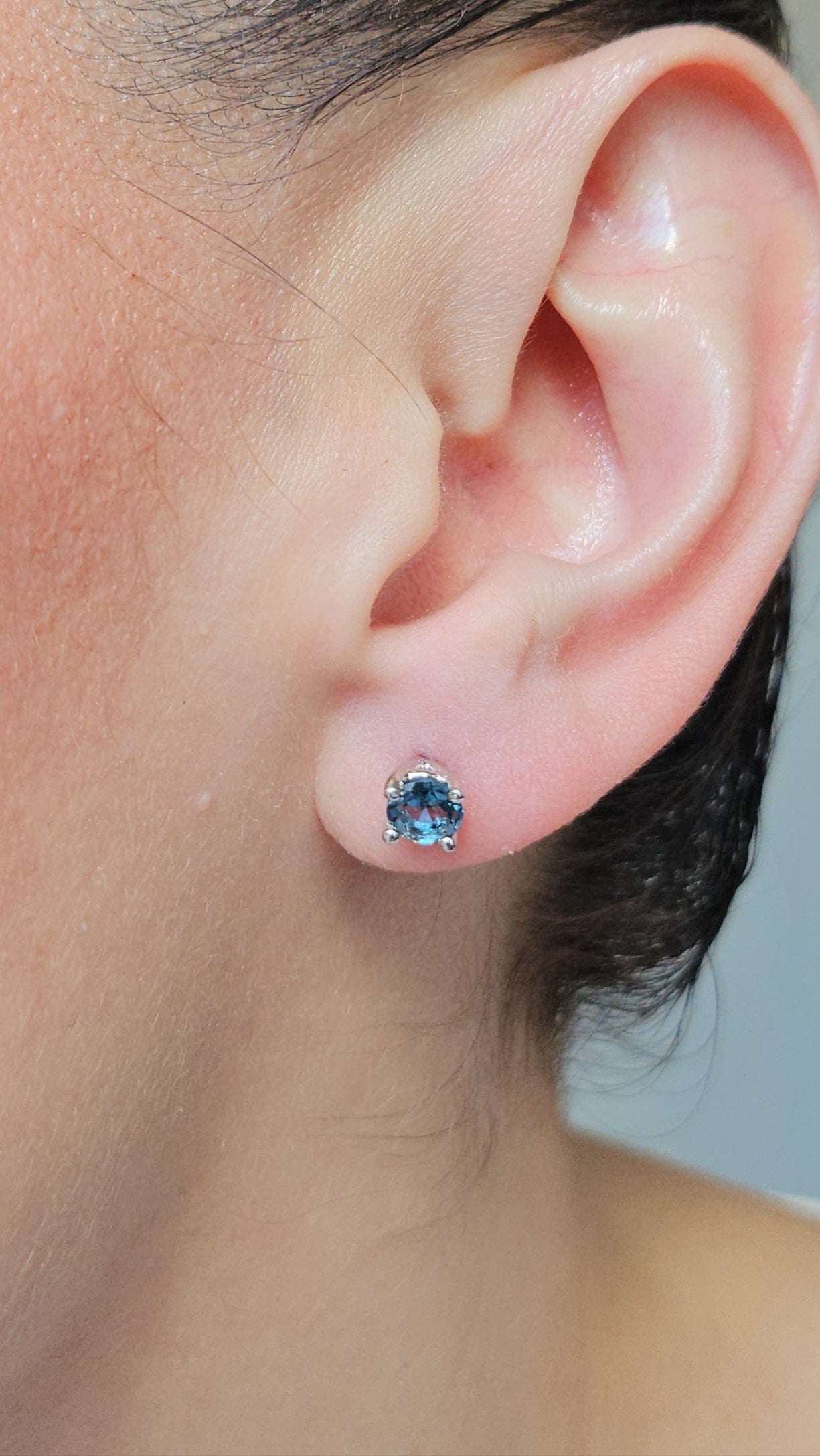 Broquel redondo con Topacio London blue con cubierta en Rodio