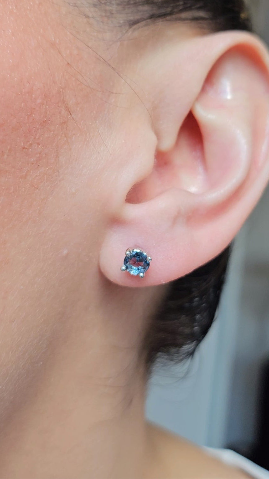 Broquel redondo con Topacio London blue con cubierta en Rodio