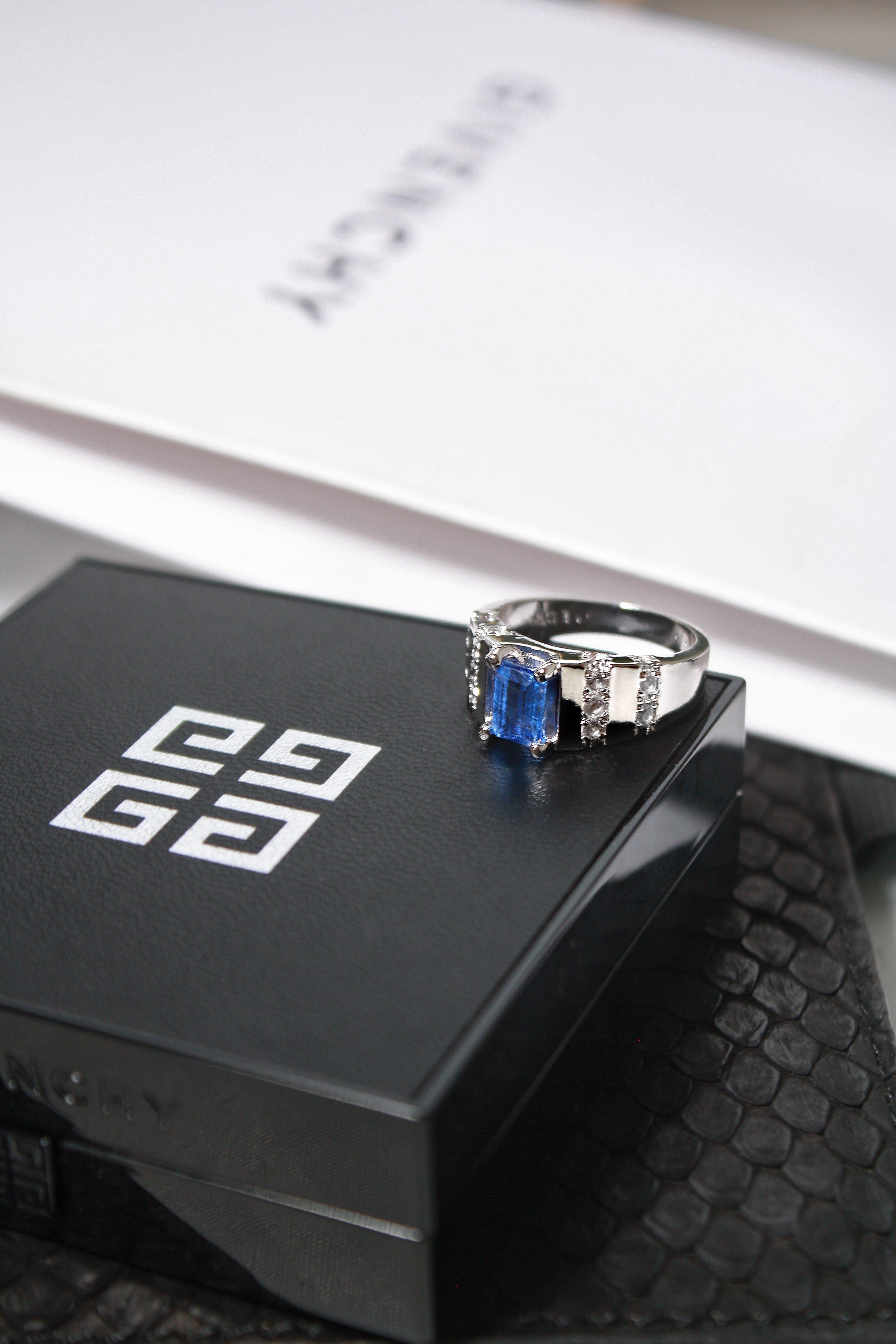 Anillo con Cianita azul y cubierta en Rodio