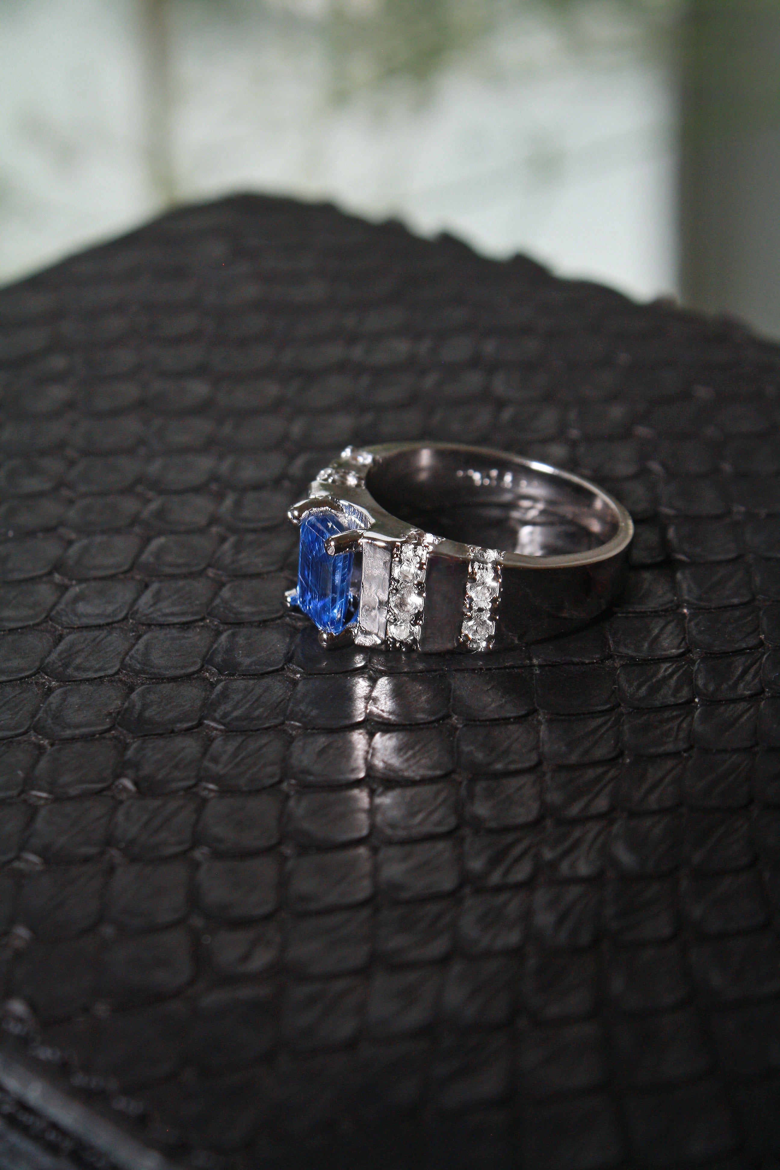 Anillo con Cianita azul y cubierta en Rodio