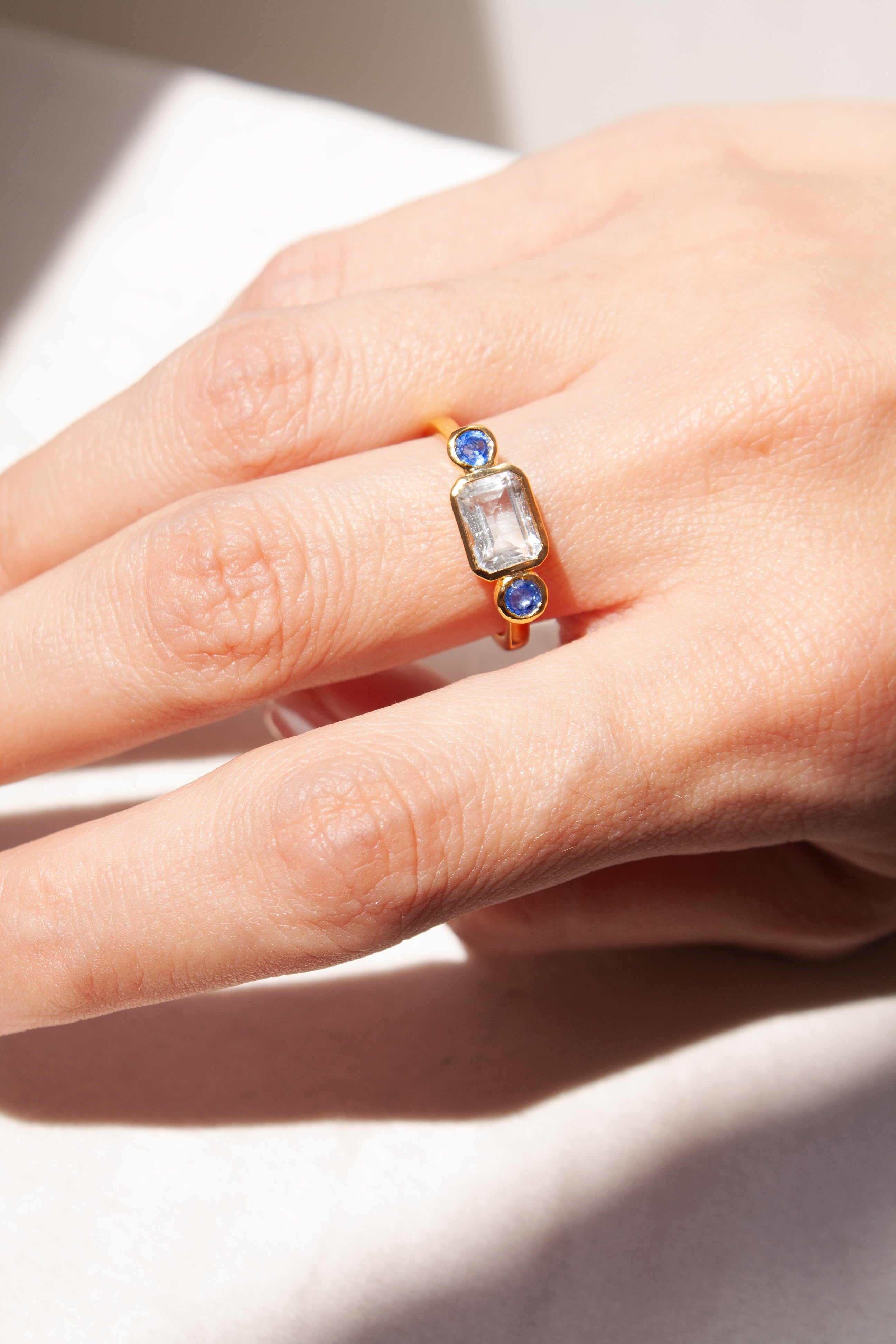 Anillo Clear con Cuarzo blanco y Cianita azul con cubierta en Oro