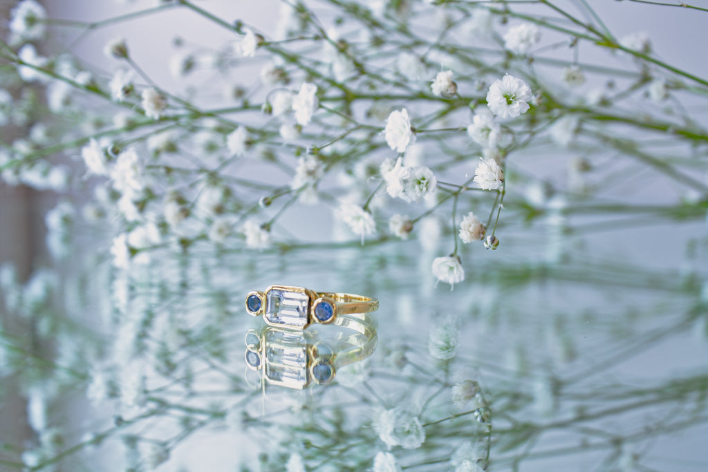 Anillo Clear con Cuarzo blanco y Cianita azul con cubierta en Oro
