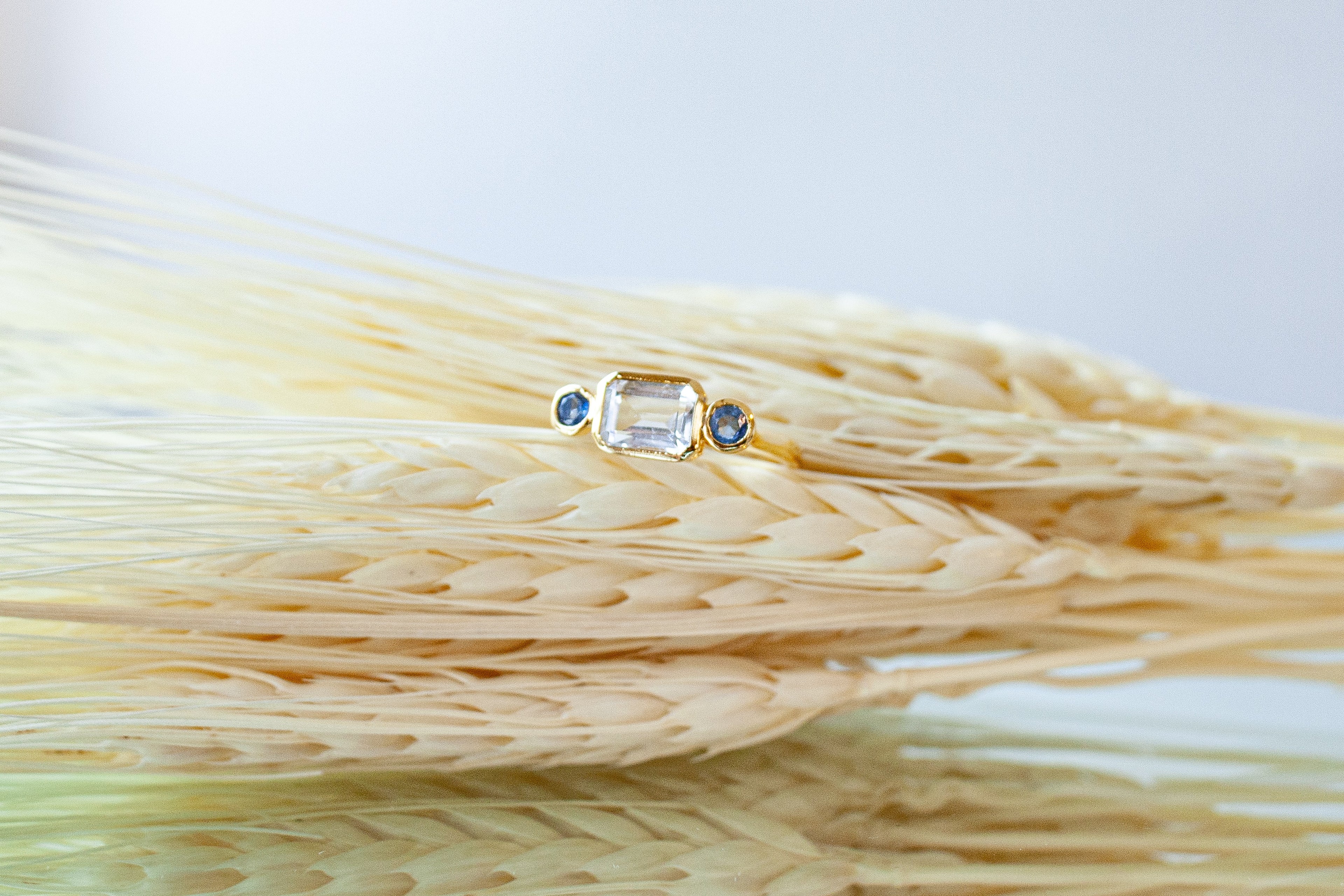 Anillo Clear con Cuarzo blanco y Cianita azul con cubierta en Oro