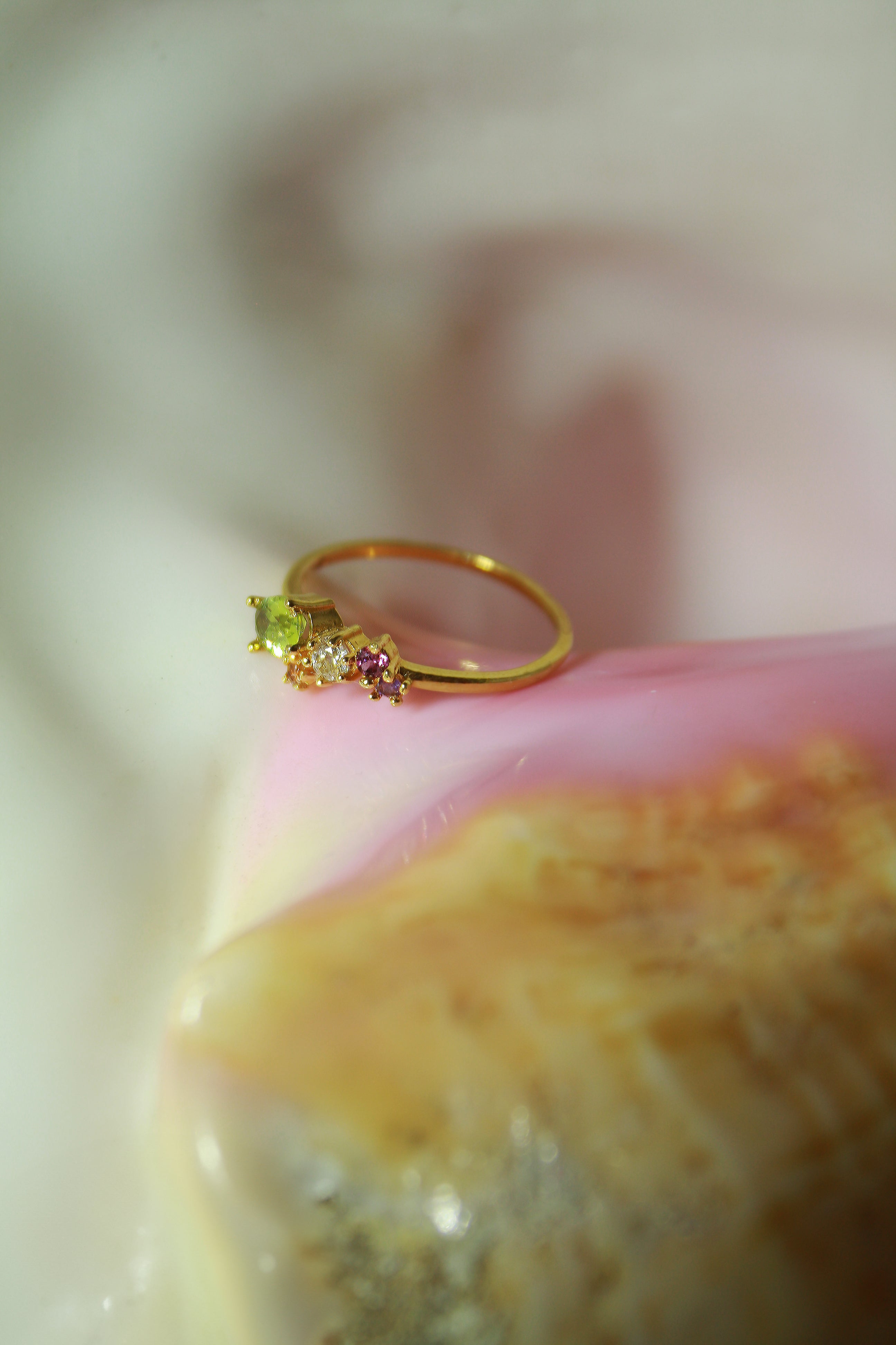 Anillo Confeti con Peridoto cubierta en Oro