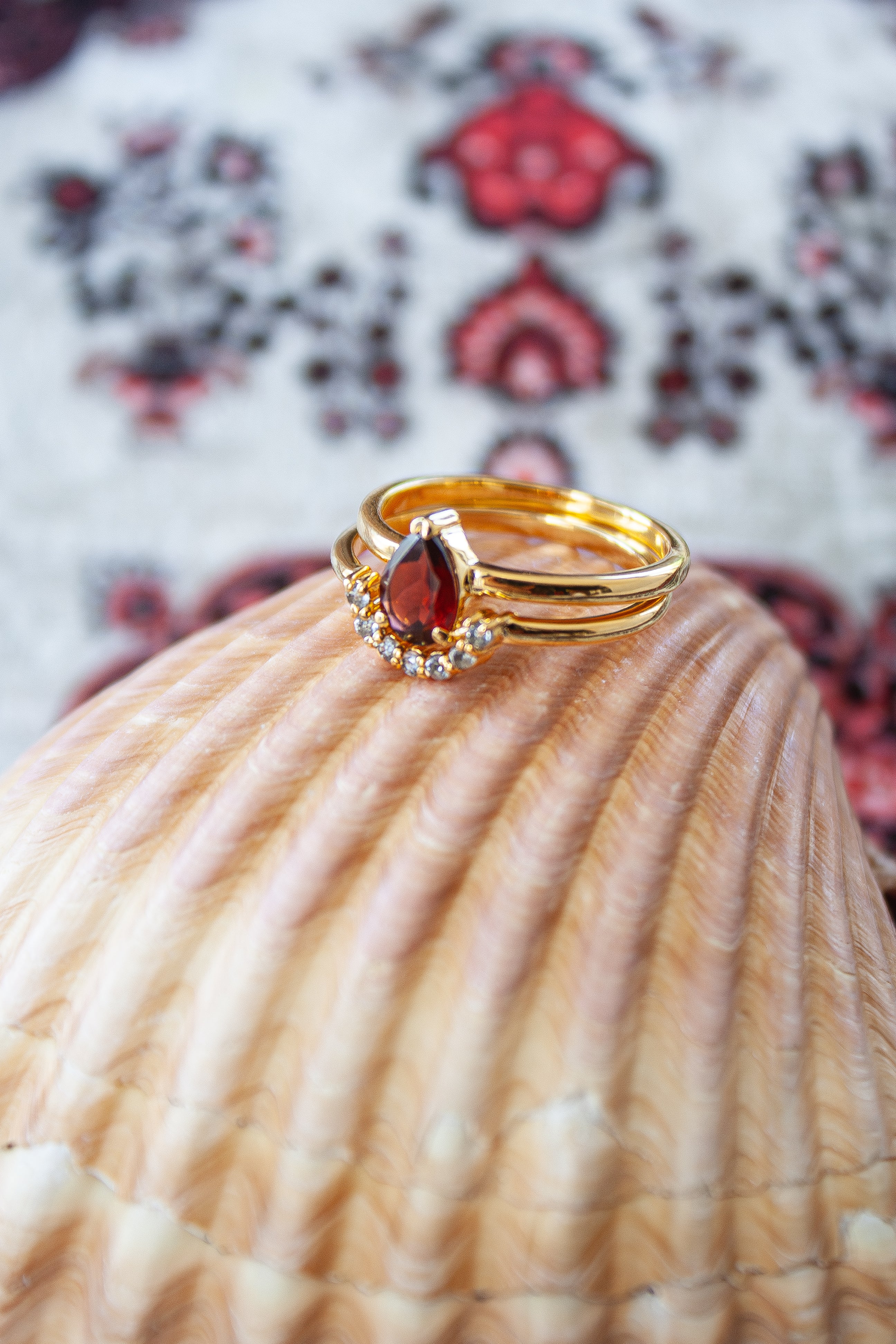 Anillo Corona con Granate y cubierta en Oro